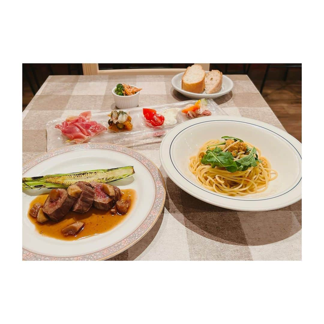 室井由美子のインスタグラム：「@bistro_muroi 6月コースメニュー🍽️ ・ ◯アミューズ ◯前菜4品 　タコマリネ 　ブラータトマト 　赤海老炙りプロヴァンス風 　生ハム ◯ウニパスタ 魚介の出汁とトマト ◯和牛ロースト ポルチーニソース 　付け合わせは夏野菜 ◯ヌガーグラッセ ◯パン ◯ドリンクはスパークリング or 食後のドリンクつき ＊2名様より　お一人様¥4,400 皆さまのご来店を心よりお待ちしております🕊️ ・ #ビストロムロイ #オーガニックワイン #ワイン好きな人と繋がりたい  #武道館ちかく  #九段下駅から2分 #ムロイ食堂 #bistromuroi #kudanshita  #wine #organicwine #pasta #vio #viowine」