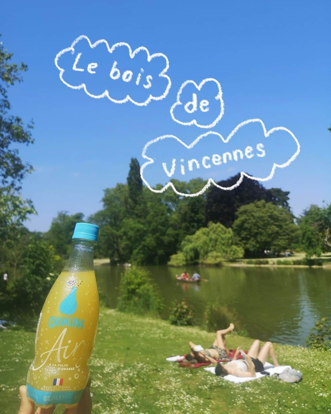 Orangina オランジーナ公式のインスタグラム：「Bonjour🇫🇷  パリは、新緑の季節をむかえました🌳 パリの東側にあるヴァンセンヌの森には (Le bois de Vincennes） 週末、たくさんの人たちがやってきます😊  本を読みながら日光浴をしたり📕 子どもたちのお誕生日パーティーをしたり🎈 仲間でピクニックをする人たちで賑わいます⭐️  湖では、ボートに乗って、おしゃべりを楽しむ人もいます🚣  気持ちいい新緑の空気の中🌳 ORANGINA Airyを飲みながら のんびりとした時間を過ごしました🍊  #orangina #oranginaairy #france #soda #オランジーナ #フランス生まれ #炭酸飲料 #フランス #オレンジ #休憩 #withオランジーナ #新緑 #新緑の季節 #boisdevincennes #ヴァンセンヌの森 #日光浴 #パーティー #ピクニック #湖 #ボート」