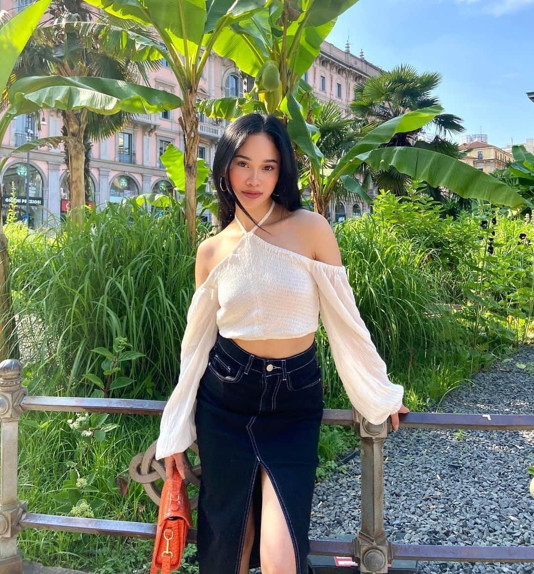 TALLY WEiJLさんのインスタグラム写真 - (TALLY WEiJLInstagram)「Think date-night-meets-vacay. 🌴🖤 @asiaropeangirl⁠ spotted wearing our off-shoulder top 🔎 627749 and midi rock 🔎 634230⁠」6月2日 19時01分 - tally_weijl