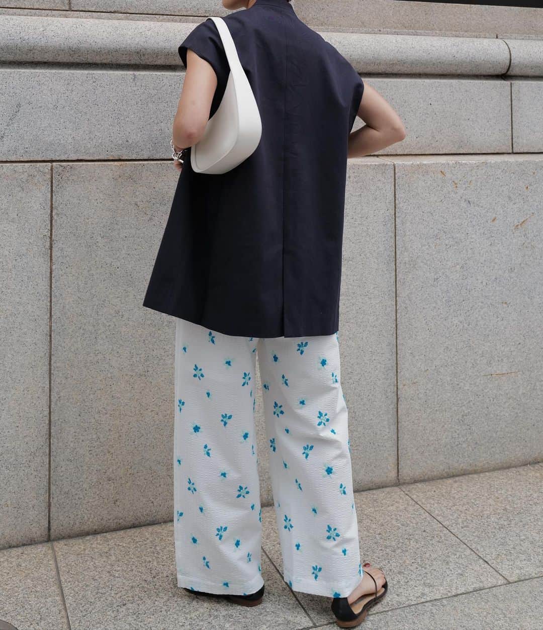 正中雅子さんのインスタグラム写真 - (正中雅子Instagram)「🌼💙✨💎  毎シーズン人気のエンブロイダリーシリーズ！！ blouse，skirt，pants3型入荷します！ 凹凸のある素材にオリジナル刺繍を施し華やかで可愛いのはもちろんめちゃくちゃ夏に快適に過ごせるんです！！ COOL　MAXという通気性・吸水速乾性のある機能素材で夏に本当に使いやすいシリーズです✌️🌴  3型一気にスタイリングを載せています☞  6.7 wed 12:00 in stock!!  #MACHATT #masaco服」6月2日 18時59分 - masacoshonaka