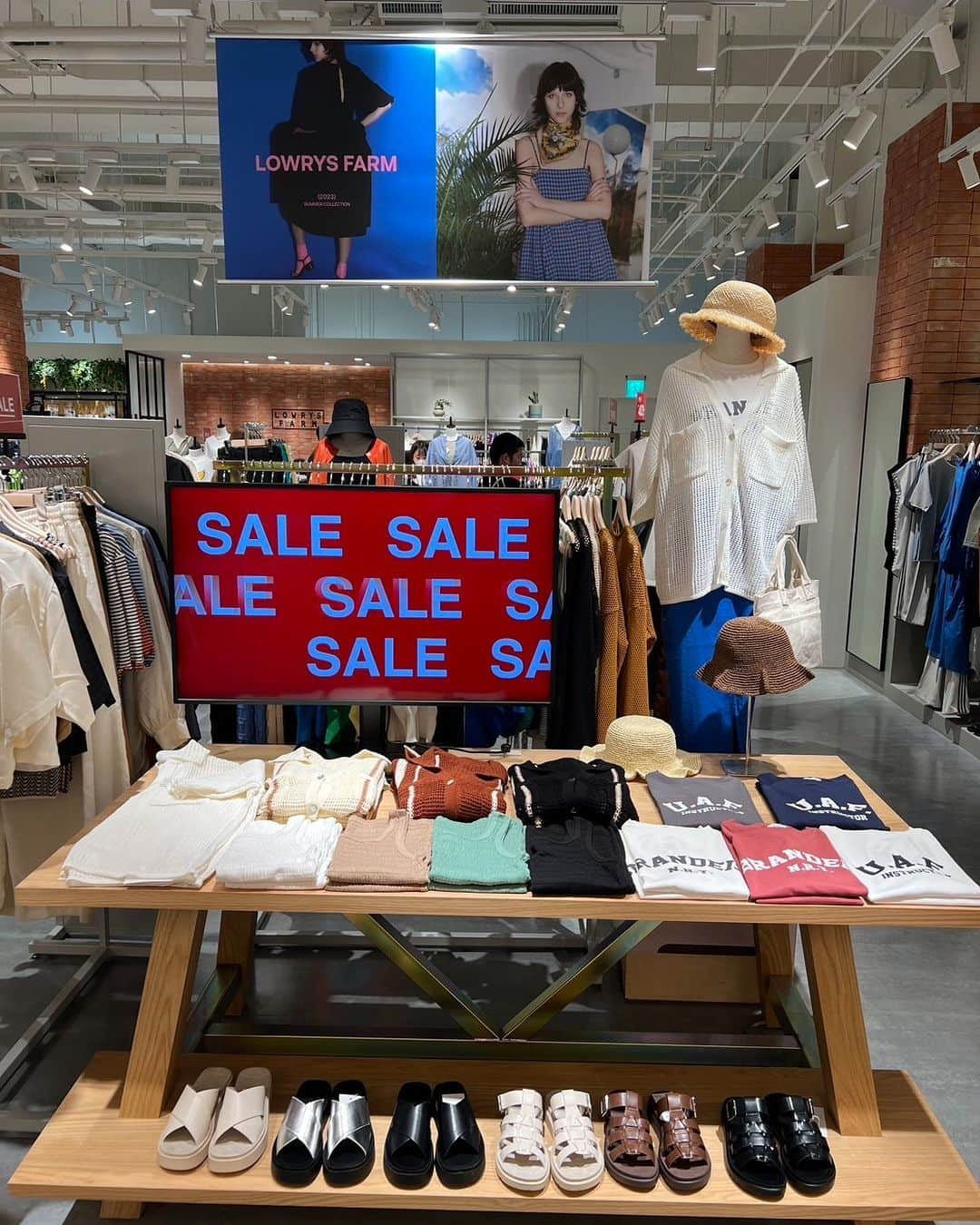 LOWRYS FARM-TWさんのインスタグラム写真 - (LOWRYS FARM-TWInstagram)「ㅤㅤㅤㅤㅤㅤㅤㅤㅤㅤㅤㅤㅤ \summer sale start!/   女裝.男裝.童裝  同步sale!  歡迎至門市或官網選購♫   至官網看更多商品  點選帳號首頁即有連結  ▶︎▶︎▶︎ @lowrysfarm_tw    ⁡        #lowrysfarm  #ローリーズファーム  #summersale  #折扣季    👉詳細資訊進入首頁連結  下載官網APP即時掌握流行資訊    ☟☟☟    @dotst_taiwan」6月2日 19時00分 - lowrysfarm_tw