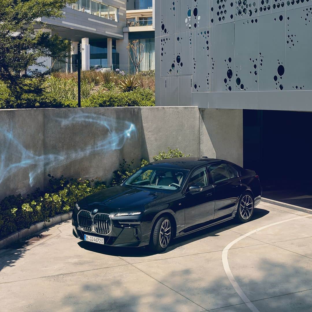 BMW Japanさんのインスタグラム写真 - (BMW JapanInstagram)「完全電動ラグジュアリー・セダン、BMW i7に新たな2つのモデルが登場。 ニュー BMW i7 M70 ニュー BMW  i7 eDrive50  ニュー BMW i7 M70 2基のBMW M eDriveモーターが生み出す485kW〔660ps〕*という圧倒的な出力によって、0-100km/h加速は3.7秒**をマーク。 新次元のラグジュアリーとeモビリティ、Mの強烈なパフォーマンスであなたを大いなる昂奮へと導きます。  ニュー BMW  i7 eDrive50 FR（後輪駆動）コンセプトとBMW eDriveテクノロジーの相互作用によって、卓越したスポーティネスを実現。 最高出力335kW〔455ps〕*を発揮し、刺激的なまでのダイナミックさとパワフルさを実感させます。  *ヨーロッパ仕様車暫定値（参考値） **ヨーロッパ仕様車値（自社データ）  いずれのモデルを手にしても、あなたを待ち受けるのは、想い描いていた電気自動車のイメージをはるかに凌駕する新次元のラグジュアリーと、忘れがたいドライビング・エクスペリエンスです。  詳細は @bmwjapan アカウントトップのURLからチェック。  #BMW #駆けぬける歓び #BMWJapan #THEi7 #BMWi7 #BMWi7M70 #BMW7series #BMWelectric #elestricar #EVcar #電気自動車」6月2日 19時00分 - bmwjapan
