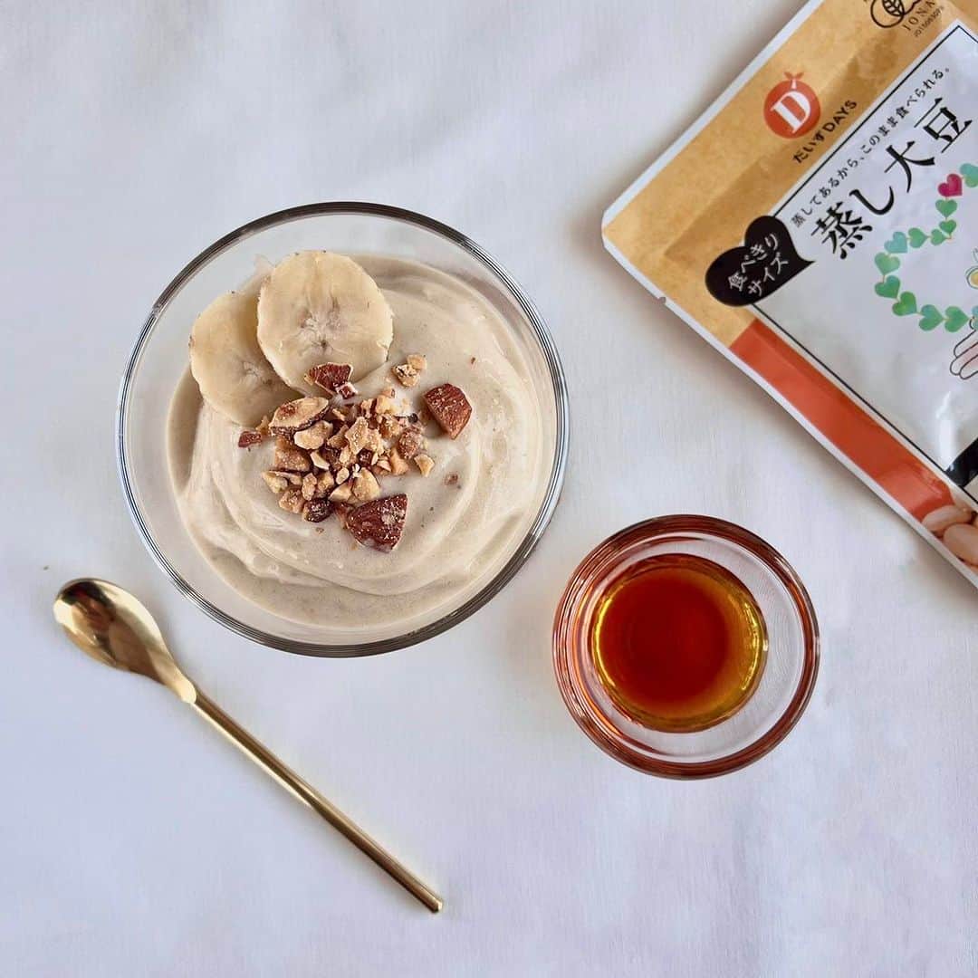 のインスタグラム：「こんばんは！ 本日はお家で簡単ソイバナナアイス🍌のご紹介です！  おいしいのに簡単でハマっております、、、🧡（ミキサーはバイタミックスを使用）  蒸し大豆を入れることでアイスなのにたんぱく質、食物繊維もプラスになるのはめっちゃ嬉しい💫💫  バナナを少し解凍させてからミキサーに入れると撹拌しやすいですよ👍  ぜひお試しください🙌  #だいずデイズ #daizudays  #オーガニック　#ソイプロテイン　#植物性たんぱく質　#バナナアイス　#バナナ　#豆乳　#バナナアレンジ」