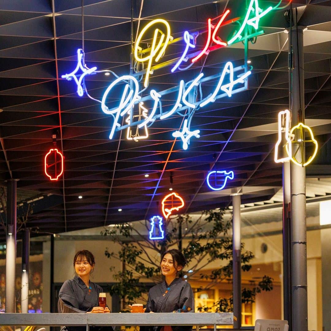 星野リゾートさんのインスタグラム写真 - (星野リゾートInstagram)「【大阪の夜を楽しむ「PIKAPIKA NIGHT」🎆】 📍OMO7大阪 - OMO7 Osaka  ホテルのガーデンエリア「みやぐりん」では、提灯を片手に浴衣でそぞろ歩きを楽しめる宿泊者限定イベント「PIKAPIKA NIGHT」を毎夜行なっています。  ご近所さんのレコードショップ店主セレクトの音楽が響き渡る中、ビリケンやくいだおれ人形など大阪モチーフがデザインされた「なにわネオンアート」を眺めながら、たこ焼きやクラフトビールを堪能🍺 定時刻になると、建物の壁面を覆う外装膜に花火が打ちあがります。  滞在しながら、大阪の夜をとことん満喫できます！  #HoshinoResorts #星野リゾート #OMO #OMO7Osaka #omo7大阪 #Osaka #大阪 #大阪旅行 #OksakaHotel #OsakaTrip #PIKAPIKANIGHT」6月2日 19時00分 - hoshinoresorts.official