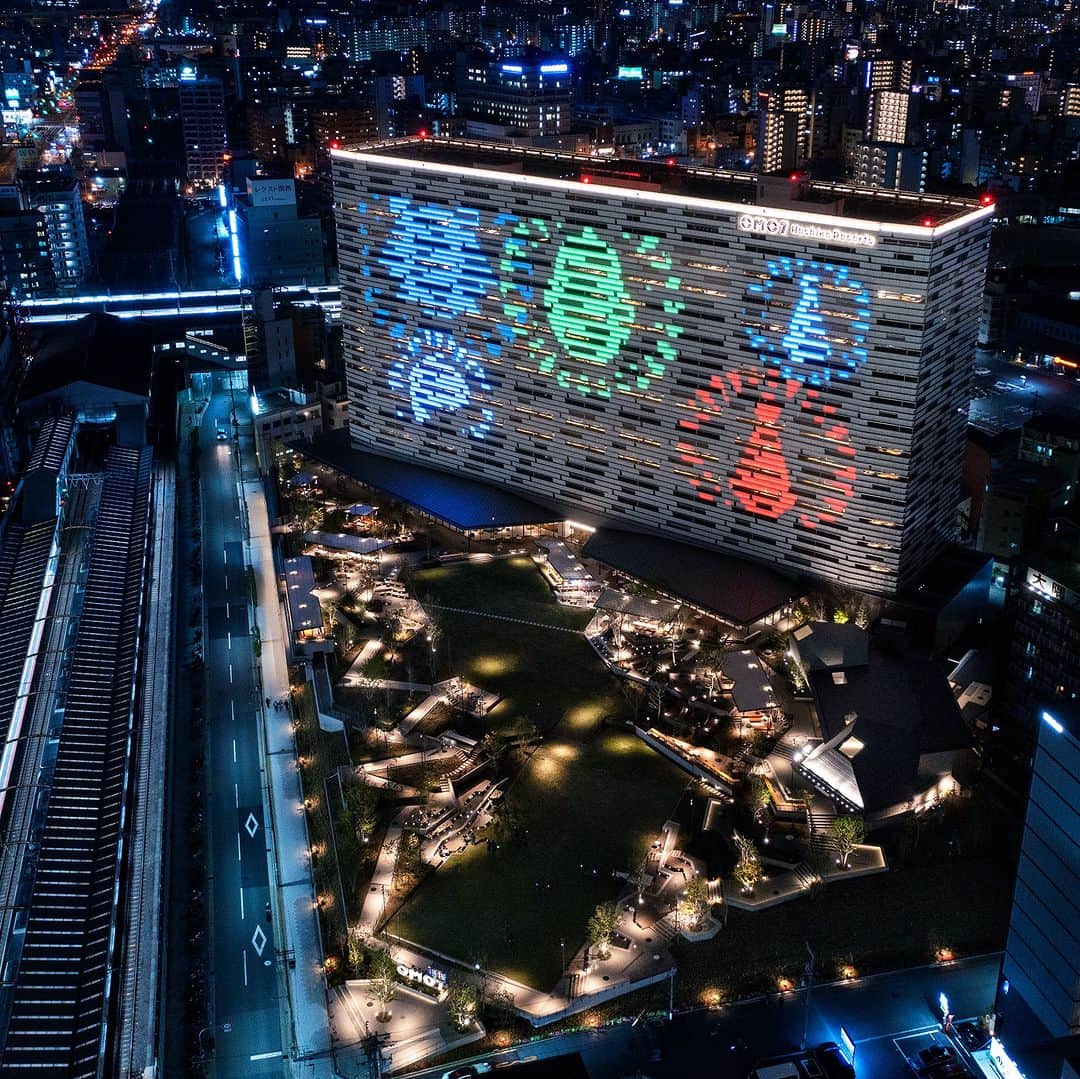 星野リゾートのインスタグラム：「【大阪の夜を楽しむ「PIKAPIKA NIGHT」🎆】 📍OMO7大阪 - OMO7 Osaka  ホテルのガーデンエリア「みやぐりん」では、提灯を片手に浴衣でそぞろ歩きを楽しめる宿泊者限定イベント「PIKAPIKA NIGHT」を毎夜行なっています。  ご近所さんのレコードショップ店主セレクトの音楽が響き渡る中、ビリケンやくいだおれ人形など大阪モチーフがデザインされた「なにわネオンアート」を眺めながら、たこ焼きやクラフトビールを堪能🍺 定時刻になると、建物の壁面を覆う外装膜に花火が打ちあがります。  滞在しながら、大阪の夜をとことん満喫できます！  #HoshinoResorts #星野リゾート #OMO #OMO7Osaka #omo7大阪 #Osaka #大阪 #大阪旅行 #OksakaHotel #OsakaTrip #PIKAPIKANIGHT」
