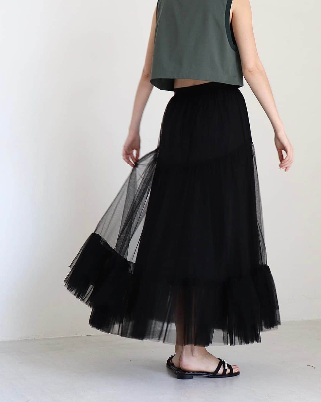 DRESSLAVEさんのインスタグラム写真 - (DRESSLAVEInstagram)「. 6.8(thu) in stock  ☑︎ tulle gathered skirt Color : black / gray Price : ¥22,000 intax  ナイロンチュールをふんだんに使用したフロアレングス丈のチュールスカート。 裾に三枚重なるように入れたティアードの切り替えは歩くたびに広がり華やかな印象に。  ペチコートはマットな表情のコットンタイプライターを使用し、さらっとした肌触りで着心地も抜群。 合わせるトップスで雰囲気が変わり、シーズンレスで活躍する一着です。  #DRESSLAVE #ドレスレイブ #23ss #spring #summer #fashion #tulle #tulleskirt #skirt #チュールスカート #スカート」6月2日 19時01分 - dresslaveofficial