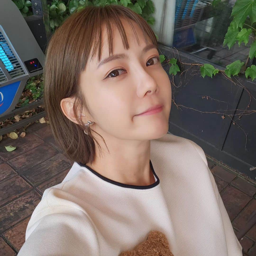 ユ・ハナのインスタグラム：「천식환자에게 힘든 봄봄봄  그래도 외면할 수 없는 테라스입니다아아  곧 더 오픈하고 다녀야하는 여름이니까, 다들 입맛없어질 준비 되셨죠?  살도 빠지고 밥생각 사라지는 다이어트환은 6월5일 월요일 오픈이에요!」