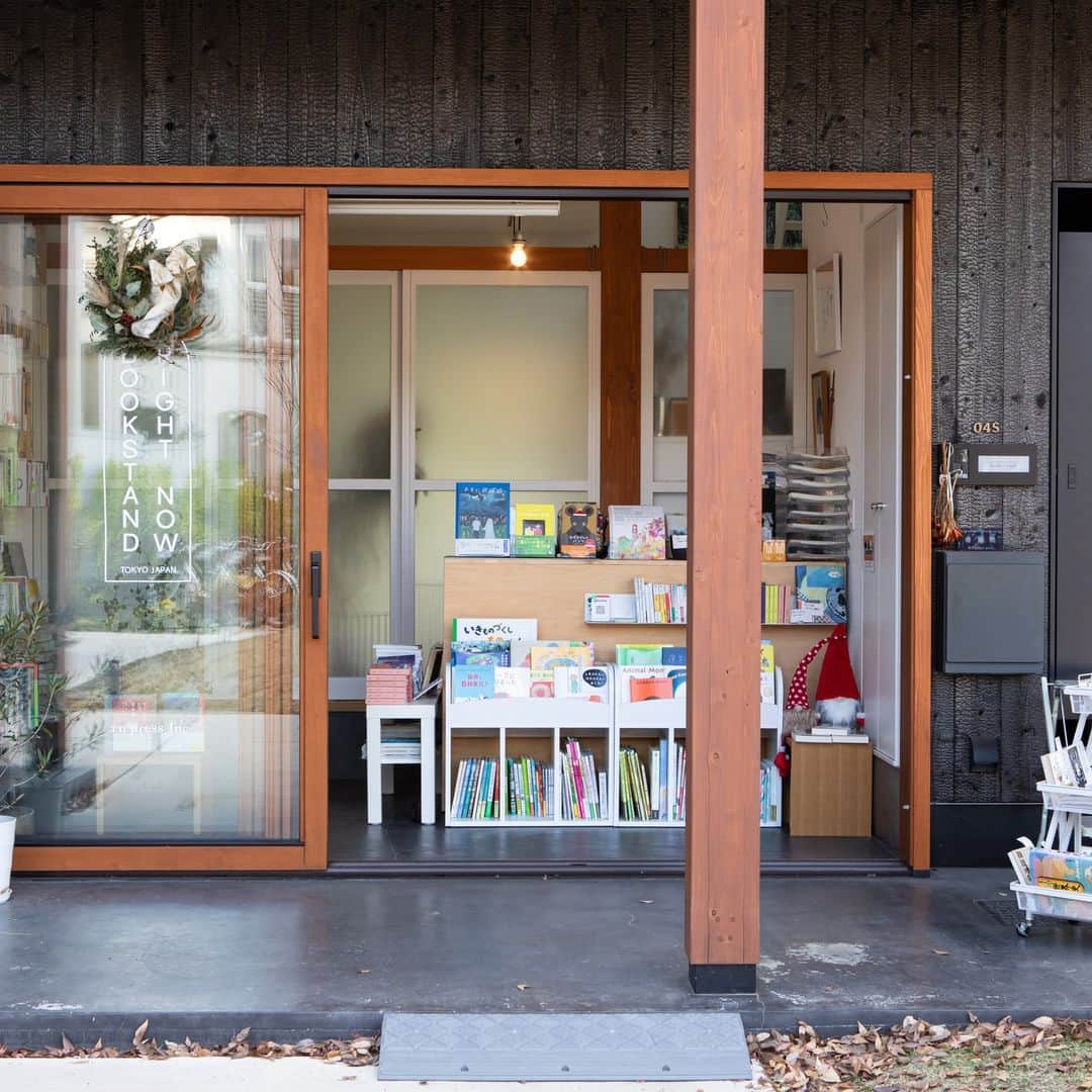 SUUMO公式アカウントさんのインスタグラム写真 - (SUUMO公式アカウントInstagram)「【賃貸暮らしでお店が持てちゃう！”なりわい賃貸住宅”「hocco」】 東京都武蔵野市の「hocco（ホッコ）（ @hocco_official ）」は、 13戸の賃貸住宅のうち5戸は居住者が“なりわい”としてお店を開ける店舗兼用住宅🏘 パンや焼き菓子を売る店、新書古本を扱う書店などなど…🥐📚 土間や軒下をお店として活用しています。  ユニークな店舗がそろい、イベントも開かれていて、地域の人たちの交流の場になっています🤝  とてもおしゃれで、住む人の温かさが伝わる空間ですね✨  📷撮影／片山貴博  🏘SUUMOジャーナルより https://suumo.jp/journal/2022/12/23/192555/  🏘プロフィールはこちらから♪ @suumo_official  #東京都 #武蔵野市 #集合住宅 #なりわい #賃貸暮らし #店舗兼用住宅  #店舗兼用 #店舗兼用住居 #お店 #お店出したい #hocco ＃SUUMO #SUUMOジャーナル #賃貸 ＃パン屋 ＃古本屋」6月2日 18時56分 - suumo_official