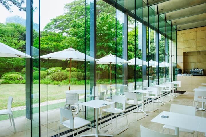 レッツエンジョイ東京さんのインスタグラム写真 - (レッツエンジョイ東京Instagram)「雨の日に行きたい！庭園カフェ3選☔☕  梅雨の時季は屋内でゆっくり過ごしたい・・・そんなときは店内から緑鮮やかな絶景を見渡せる庭園カフェで過ごすのはいかが? 新緑の季節にわざわざ訪れたくなるスポットを3つご紹介します✨  📷1～3枚目 広々とした庭園を眺めながら優美なティータイム 🔸cafe TEIEN @teienartmuseum 📍東京都港区白金台5-21-9 東京都庭園美術館 新館1階 🚉目黒 ※カフェのみの利用不可  📷4～6枚目 雨の日は緑がより鮮やかに！美術館併設のカフェ 🔸HARIO CAFE 泉屋博古館東京店 @hariocafe_senokuhakukokan 📍東京都港区六本木1-5-1 🚉六本木一丁目  📷7～9枚目 しっとりと濡れた苔庭の眺めが非日常へと誘う 🔸茶洒 金田中 @sahsyakanetanaka 📍東京都港区北青山3-6-1 oak omotesando2F 🚉表参道  #レッツエンジョイ東京 #おでかけ #おでかけスポット #デート #デートスポット #cafeteien #庭園美術館 #東京都庭園美術館 #美術館カフェ #庭園カフェ #目黒カフェ #hariocafe #ハリオカフェ #六本木カフェ #泉屋博古館東京 #sahsyakanetanaka #茶洒金田中 #表参道カフェ #カフェ巡り #カフェ巡り東京 #カフェ好きな人と繋がりたい #カフェ部 #カフェ好き #tokyocafe #カフェ時間 #カフェ好き女子 #休日カフェ #雨の日 #雨の日の過ごし方」6月2日 19時02分 - lets_enjoytokyo