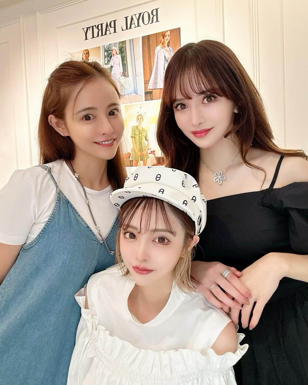 のインスタグラム：「いつもの🐟3人で（笑）  @royalparty_official の展示会へ🍁💗 AWも可愛いもの沢山で9着くらいつけてきた✨ . この👗もロイパのだよん❤️ ちなみにこれも3人でお揃いで持ってる🤣w . . マツエクを付け替えたばかりなので 目が力強い私🤝❤️‍🔥 いつもの @lapis_eyelash_nail の @lapis_chihiro さん💗 私のインスタ見たで割引あるので是非🎫 . . #royalparty #展示会 #lapis #マツエク #bottegaveneta」