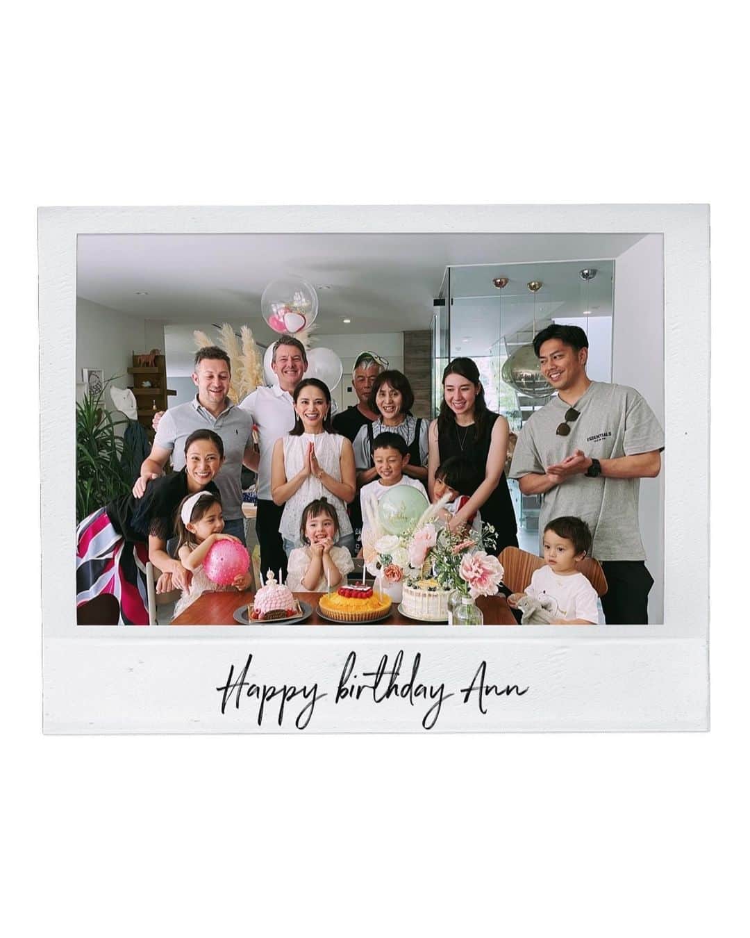 大橋菜央のインスタグラム：「Family gathering🇮🇹🇯🇵🇺🇸🇳🇱 . . . 賑やかだったこの数週間🤗 . 従兄弟たち大集合で 子どもたちにとっては家の中に常に友達がいる感覚なので嬉しくて楽しくて 毎日なかなか寝てくれませんでした😇 . . . W/ @uyam @hikaru.ohashi @ebisu4 @maricofu119 @mizuko411 @ponta_deusa  . #私のポーズは合掌ではありません🧘‍♀️ #拍手してただけ笑 . . . #親戚大集合 #miababyliving #annbabyliving」