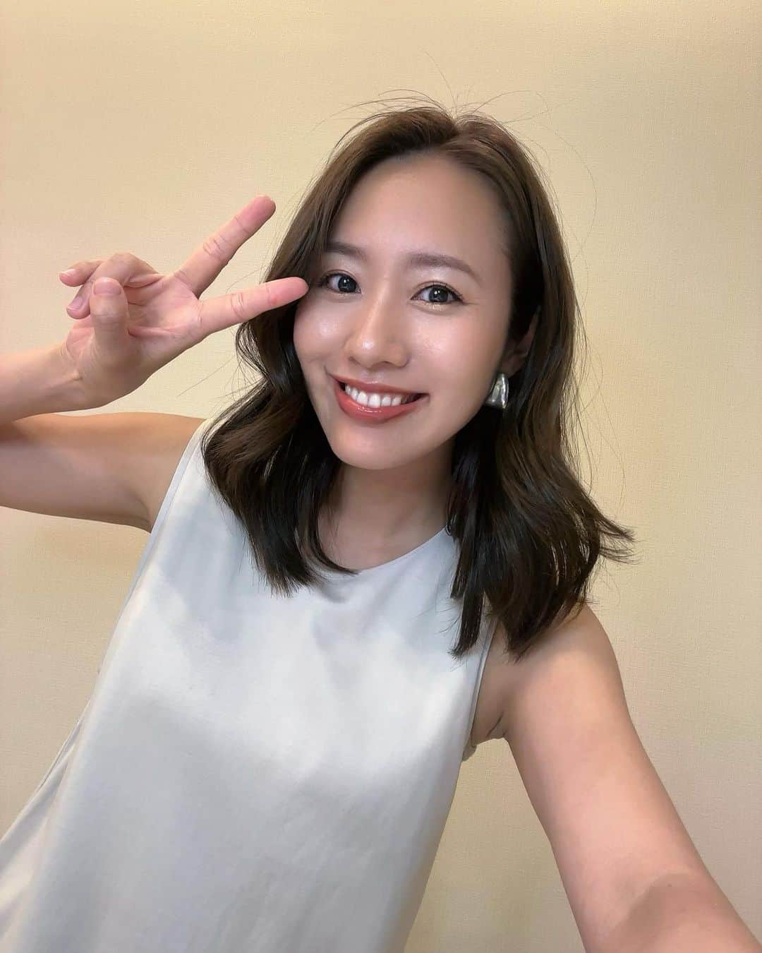 守永真彩のインスタグラム：「. . 楽天競馬LIVE「天国と地獄」 二連勝ー🏅✨✨ 嬉しいーっ😆  ただ、昨日の門別は固めの決着が多くて、ガミガミのガミ。笑  元々買おうと思ってた買い目だけだったら良かったのに、買い足してガミりました😂  馬券の買い方見直さないとなぁ...🤔💭  ただ、秋田奈津子さん、まりなるさんとワイワイ競馬観られて楽しかった💛  北海道スプリントカップはケイアイドリーの勝利🏅 手応え絶好で直線向いて抜け出して1着👏 交流重賞初制覇おめでとうございます！！  さて。 今日は全国各地で大雨ですから、お出かけされる方はお気をつけくださいね☔️  今日も1日がんばりましょー✌️  #競馬　#門別　#北海道スプリントカップ @rakutenkeiba」