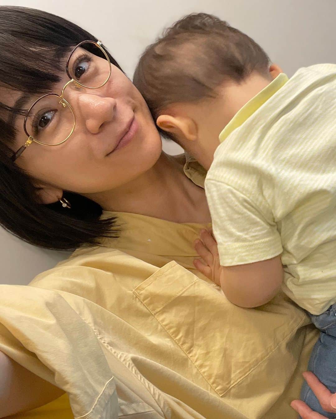 のインスタグラム：「親子でリンクコーデ💛 ・ 『最新妊活サポートBOOK2023-24』発売されました☆ 20代から始めた妊活・不妊治療のことが掲載されてます！ 全国の書店、一部コンビ二、Amazonなどで購入可能です！ぜひご覧ください☆ ・ トップス黄色、デニムパンツでリンクコーデしてみました💛 いつまで許してくれるかな？？w ・ #時東ぁみ #妊活サポート #妊活サポートbook #インタビュー #取材 #interview #20代 #妊活 #不妊治療 #妊娠 #出産 #母 #息子 #読んでください #リンクコーデ #お揃いコーデ #親子コーデ #自己満」