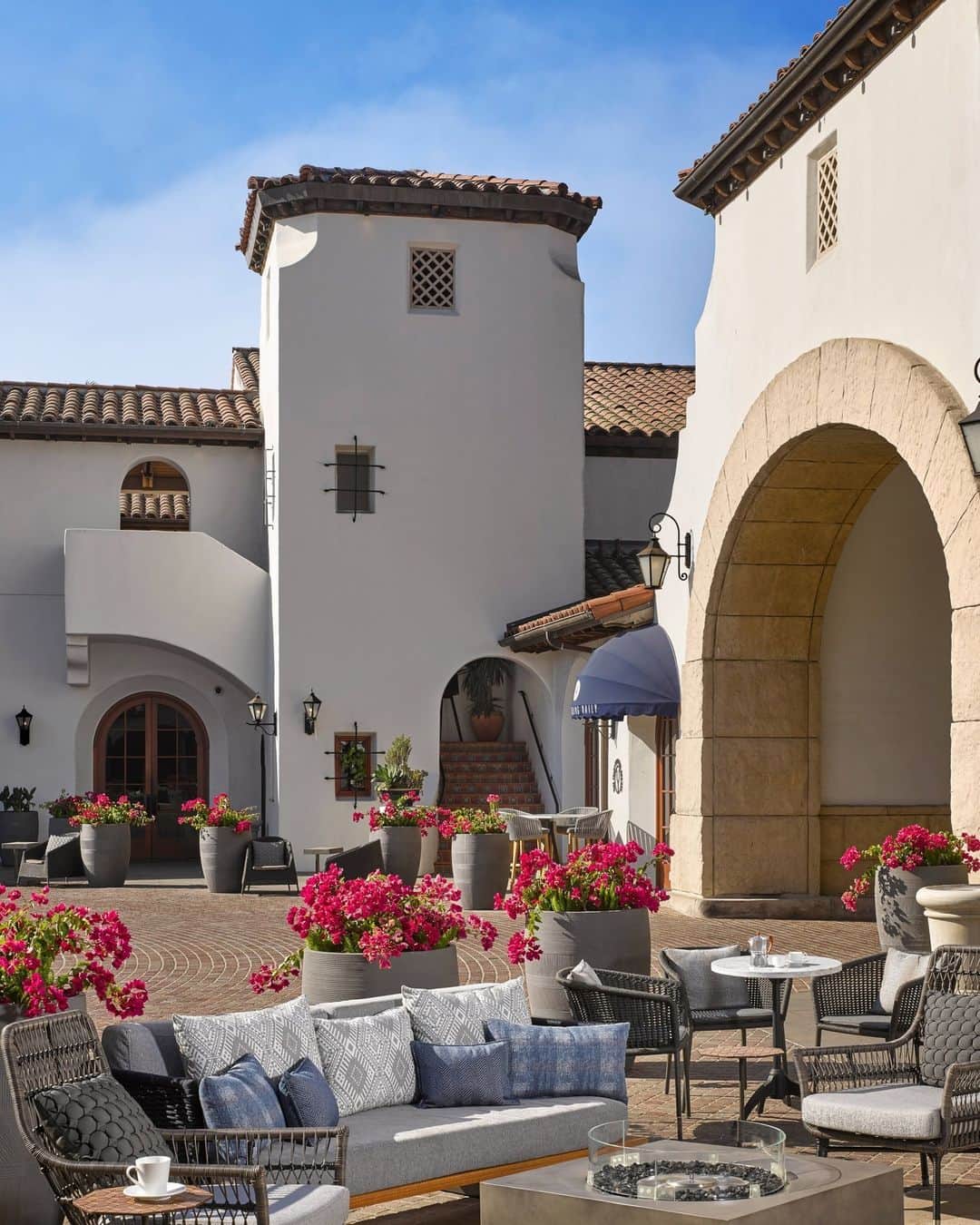 リッツ・カールトンのインスタグラム：「Spend courtyard mornings with blue skies and bougainvillea at The Ritz-Carlton #Bacara, Santa Barbara.」