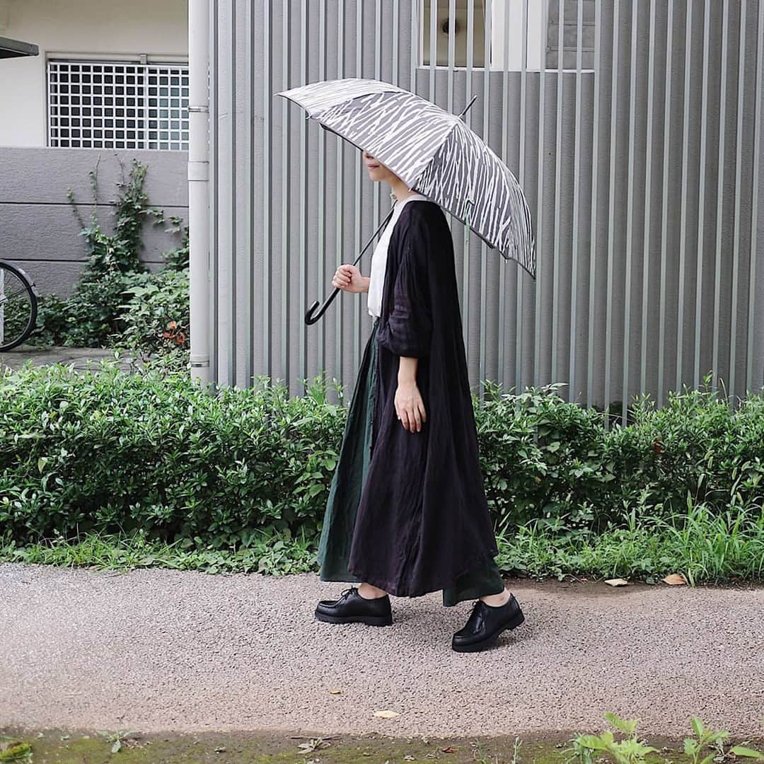 北欧、暮らしの道具店さんのインスタグラム写真 - (北欧、暮らしの道具店Instagram)「雨の中をシックに歩ける Bamboo柄の大人傘 . - - - - - - - - - - - -  北欧デンマークから、シックで 大人っぽいカラーの傘が届きました！  デンマークのデザインの巨匠 「ヘニング・コペル」がデザインした テキスタイルの名前は、日本にとって 大変馴染みのある「Bamboo(竹)」。  かわいくなりすぎず、コーディネートを そっと支えるようなデザインは、 まさに大人が持てる嬉しい傘です。  しっかりと上半身を包んでくれるサイズで、 肩に掛けたバッグなども安心して 雨から守ってくれますよ。  畳んだ姿はシュッとスリム。 女性にはちょうど良い大きさです。  ワンタッチで開くのも、嬉しいところ◎ 荷物をいっぱい持っていたり、 急いで開きたいときもスムーズですよ！  カラーは大人っぽいシックなグレーと、 柔らかな淡いグリーンの2種類をご用意しました。  傘をお気に入りにするだけで、 憂鬱な雨の日の気分も、ぐっと上向きに。  晴れの日とは違う、雨の日の おしゃれをぜひお楽しみください♪  ーーー 掲載のアイテムはこちら▼ ーーー . ☑︎kura / Bamboo / バンブー / 傘  ▶︎ プロフィールのリンクから、お値段・サイズなど詳しい情報をご覧いただけますよ。→@hokuoh_kurashi . #fashion#coordinate#ファッション#コーデ#kura#Bamboo#バンブー#傘#コーディネート#シンプルコーデ#今日のコーデ#お買い物#お買いもの#シンプル#シンプルライフ#シンプルデザイン#暮らしを楽しむ#日々の暮らし#北欧#暮らし#北欧暮らしの道具店」6月2日 10時10分 - hokuoh_kurashi