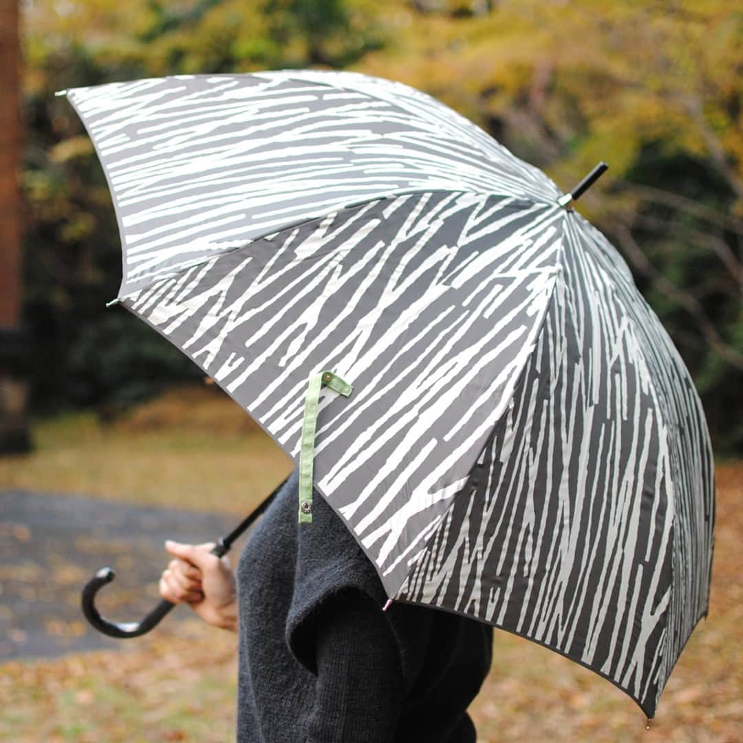 北欧、暮らしの道具店さんのインスタグラム写真 - (北欧、暮らしの道具店Instagram)「雨の中をシックに歩ける Bamboo柄の大人傘 . - - - - - - - - - - - -  北欧デンマークから、シックで 大人っぽいカラーの傘が届きました！  デンマークのデザインの巨匠 「ヘニング・コペル」がデザインした テキスタイルの名前は、日本にとって 大変馴染みのある「Bamboo(竹)」。  かわいくなりすぎず、コーディネートを そっと支えるようなデザインは、 まさに大人が持てる嬉しい傘です。  しっかりと上半身を包んでくれるサイズで、 肩に掛けたバッグなども安心して 雨から守ってくれますよ。  畳んだ姿はシュッとスリム。 女性にはちょうど良い大きさです。  ワンタッチで開くのも、嬉しいところ◎ 荷物をいっぱい持っていたり、 急いで開きたいときもスムーズですよ！  カラーは大人っぽいシックなグレーと、 柔らかな淡いグリーンの2種類をご用意しました。  傘をお気に入りにするだけで、 憂鬱な雨の日の気分も、ぐっと上向きに。  晴れの日とは違う、雨の日の おしゃれをぜひお楽しみください♪  ーーー 掲載のアイテムはこちら▼ ーーー . ☑︎kura / Bamboo / バンブー / 傘  ▶︎ プロフィールのリンクから、お値段・サイズなど詳しい情報をご覧いただけますよ。→@hokuoh_kurashi . #fashion#coordinate#ファッション#コーデ#kura#Bamboo#バンブー#傘#コーディネート#シンプルコーデ#今日のコーデ#お買い物#お買いもの#シンプル#シンプルライフ#シンプルデザイン#暮らしを楽しむ#日々の暮らし#北欧#暮らし#北欧暮らしの道具店」6月2日 10時10分 - hokuoh_kurashi