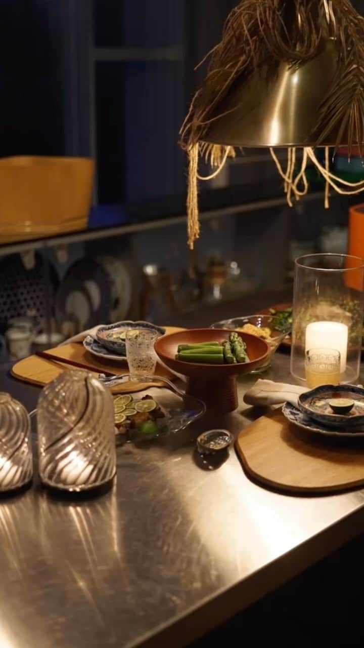 白澤貴子のインスタグラム：「Our catch up dinner with the beautiful table.  少しだけ久しぶりになってしまった @hideyaiida と2人でキャッチアップディナー。  今年の上半期は色々なことに没頭しすぎてプライベートではあまり人に会えていなかったけれど、ここ最近やっと会えた友人たちから、大切な助言や力をたくさんもらってる。  何かを間違っても全否定するのではなく広い心で受け止め、その状態も一旦認めて、きちんと私のために意見してくれる友人たちに、私もこうでありたいと学ばせてもらう日々。  傷つきやすくても、優しさは失いたくない。 できれば頑丈で優しくありたい。」