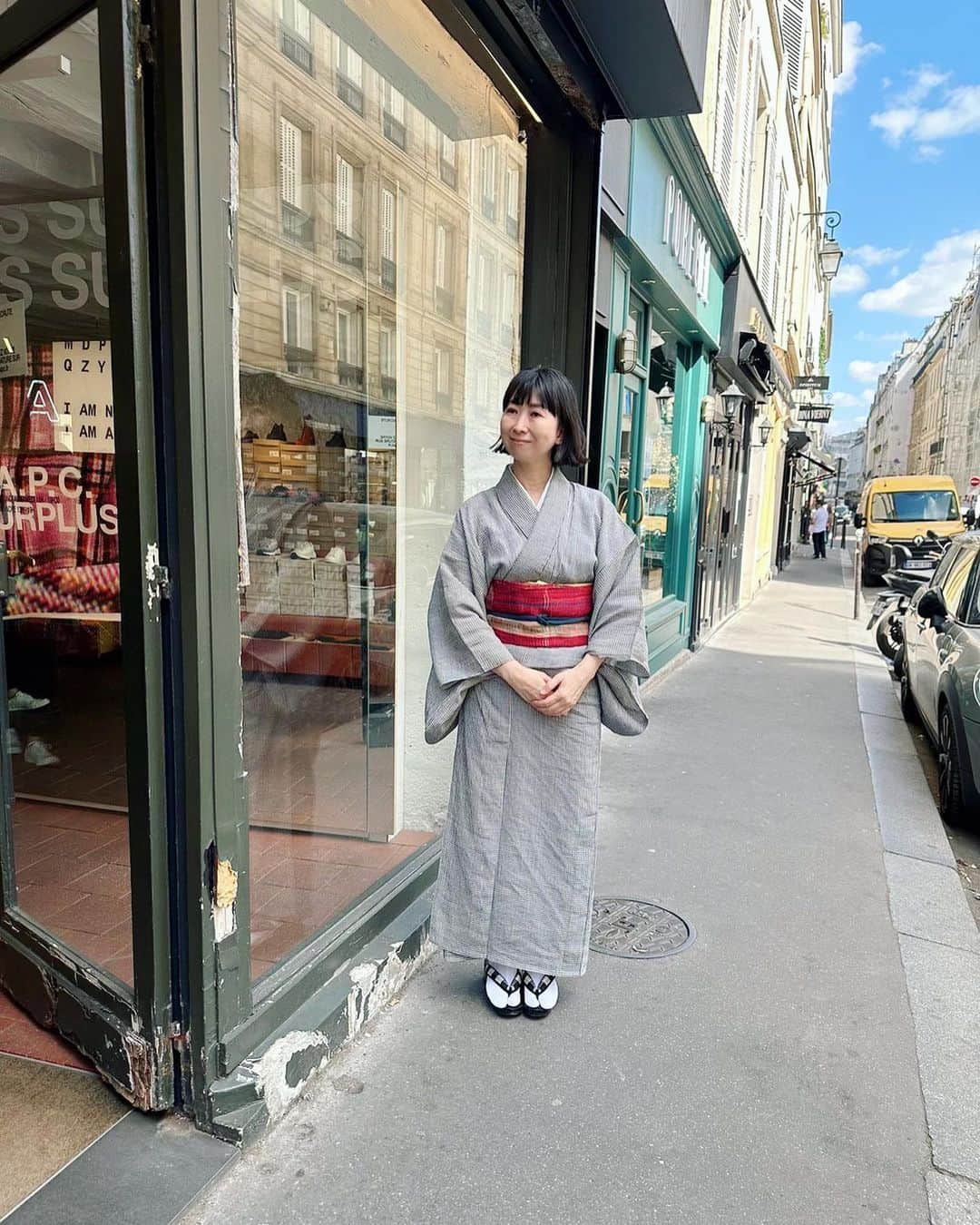 真藤舞衣子さんのインスタグラム写真 - (真藤舞衣子Instagram)「パリへ行く時はよく着物を持参しているのですが、今回は作業もあったので小千谷に帯は2つ持って行きました。 赤ワイン色したものは昔からご近所のおばちゃまから頂いたもの、 もう一つは20年前くらいに自分で付け帯に作り直したもので、その頃パリに持って行った時に、奈良美智さんが描いてくださった宝物。 派手なのでなかなか日本ではしめられず、海外によく持って行きます。 下駄は高松の　@1916_kuroda さん で誂えたものです。  歩いていたらAPCのスタッフの方(なんと元柔道のヨーロッパとフランスのチャンピオンだったと)が日本と着物が好きで撮らせて欲しいと言ってくださったもの。 ありがとうございました。  #マイマイPARIS #PARIS #マイマイ着物」6月2日 10時13分 - maikodeluxe