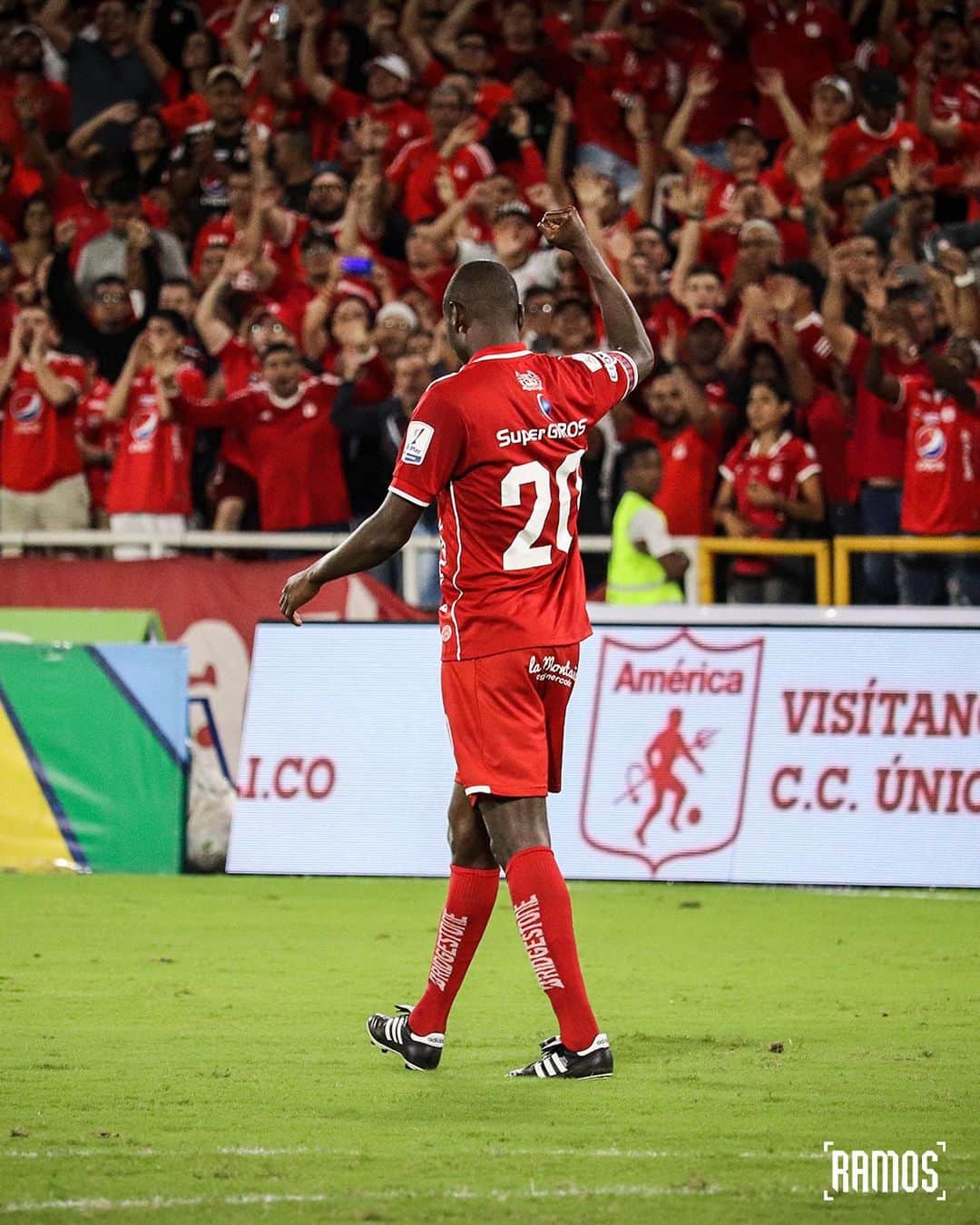 のインスタグラム：「Entedemos su molestia porque una vez más ustedes cumplieron y en esta ocasión nosotros fallamos, pero como dice la historia de América, lucharemos hasta el final. Gracias a todos por el apoyo incondicional.  Ojalá algún día esto sea un hábito, ver el Pascual así en cada juego de local. Daremos lo mejor de nosotros el sábado para darles una nueva alegría. ¡VAMOS LOS ROJOS! ❤️💪🏾」