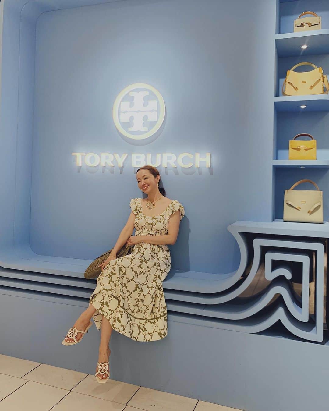 翁安芸のインスタグラム：「伊勢丹新宿店の @toryburch ポップアップ💚  本日6/2(金) 11:00-13:00まで店頭でお待ちしています🫶🏻  生憎の雨ですが、お近くの方ぜひお立ち寄りください💙  ポップアップは6/6(土)までです。  #toryburch #トリーバーチ #伊勢丹新宿店」