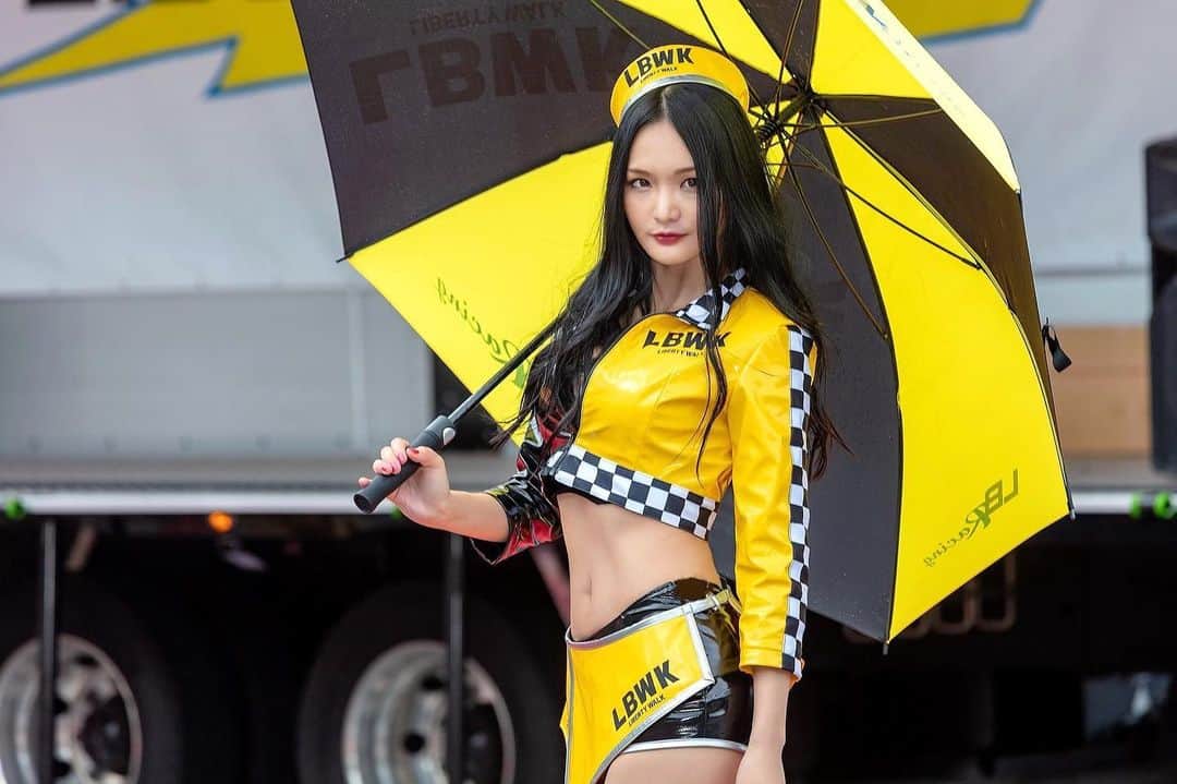 あゆむのインスタグラム：「rainy day☂️   #deathmetalgirl  #gridgirl  #racequeen  #lbwk」