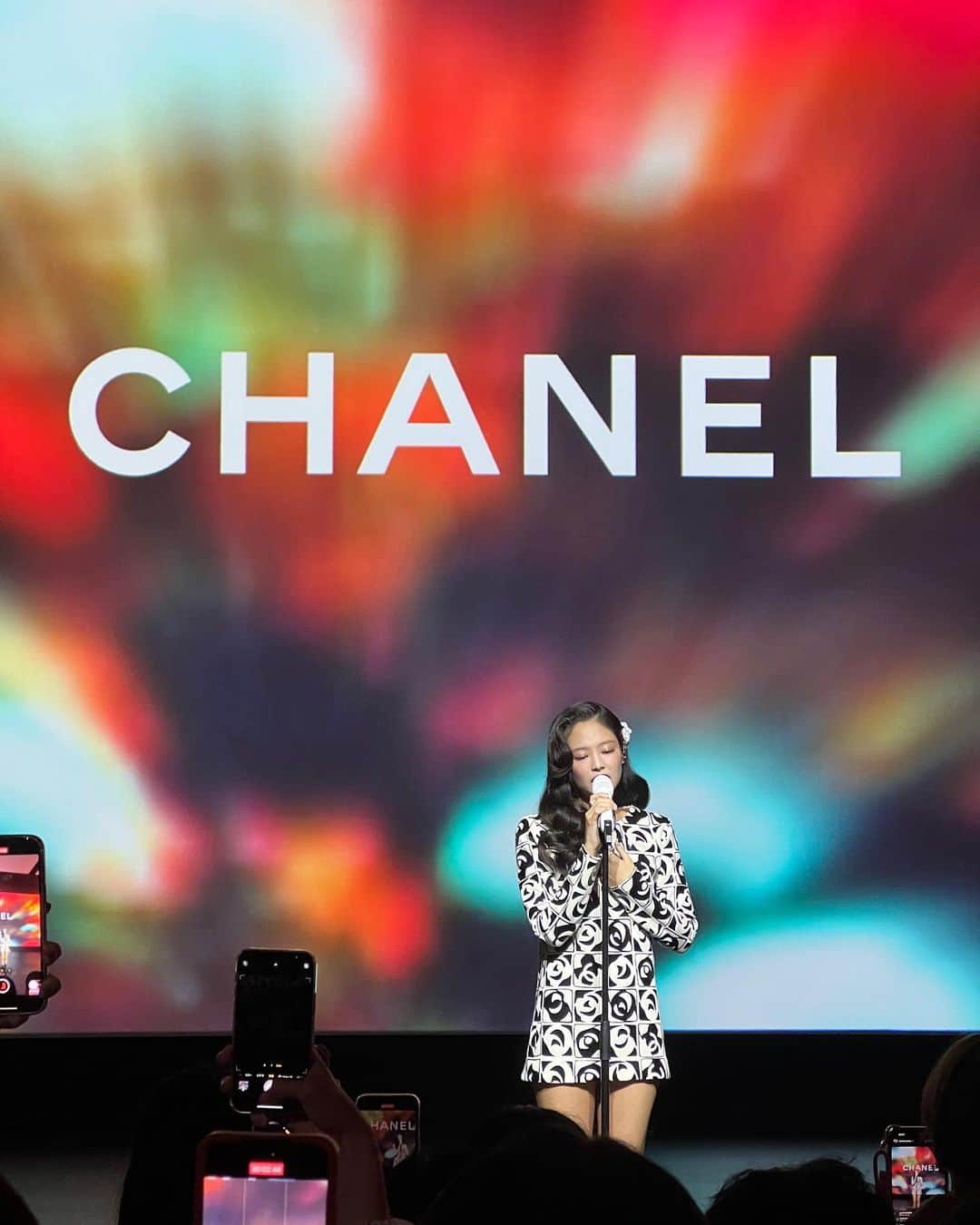 山脇道子のインスタグラム：「昨夜は @chanelofficial  メティエダールコレクションのショーを見に行きました🌙 CHANELの繊細で美しい技術の詰まったお洋服を間近で見ることができて夢のような時間でした。 会場にいた @jennierubyjane ♡ 着こなしは頭の先からつま先まで完璧で可愛かった🥹❤️ 衣装チェンジした後のサプライズLiveの衣装も選曲も💯💯💯👸🏻 #CHANELinTOKYO #CHANEL」