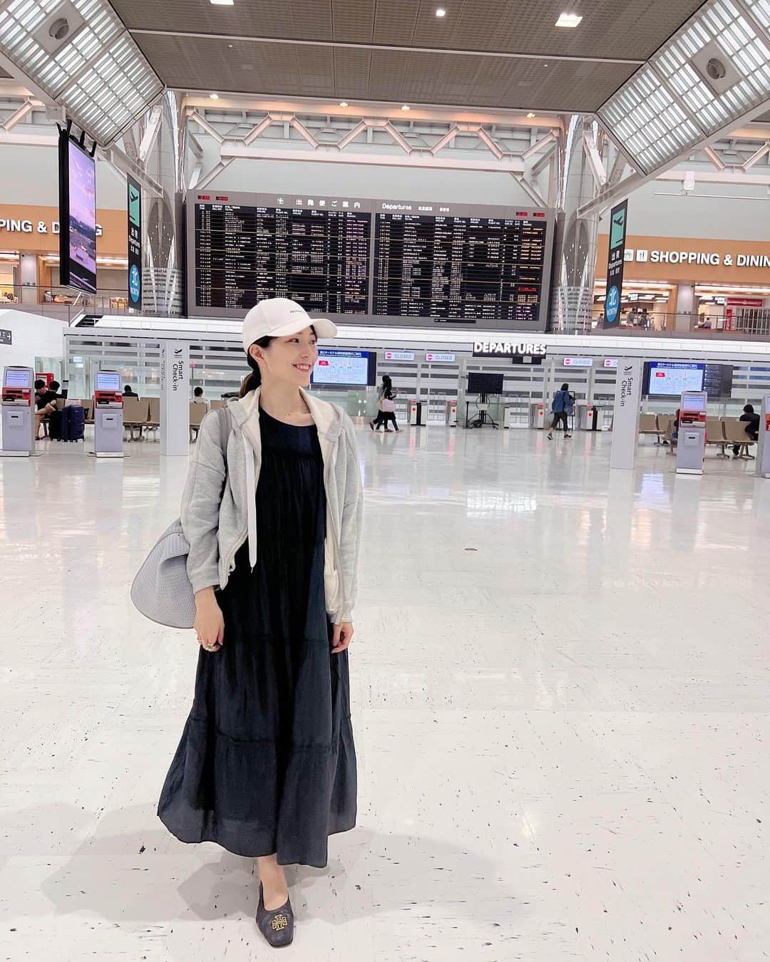 Remiさんのインスタグラム写真 - (RemiInstagram)「3days trip to 🇰🇷🤍 本日の空港コーデ&荷物🏷 私の海外旅行史上最小の荷物🧳 久しぶりの母娘旅to韓国✈️ 10年以上ぶりなのにノープランノーリサーチ&カメラも持たず、こんなにゆるい旅も初めてかも🤭 大人旅ソウルのおすすめ教えてください🙏 行ってきますー！🇰🇷  #母娘旅 #空港コーデ #旅コーデ #成田空港」6月2日 10時57分 - remi_912
