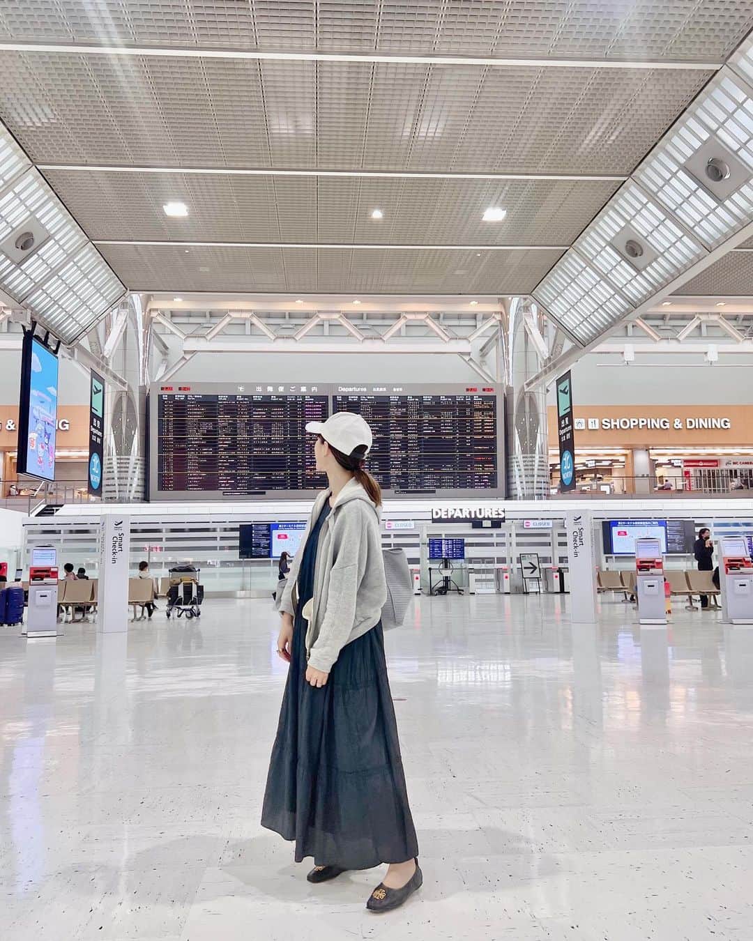のインスタグラム：「3days trip to 🇰🇷🤍 本日の空港コーデ&荷物🏷 私の海外旅行史上最小の荷物🧳 久しぶりの母娘旅to韓国✈️ 10年以上ぶりなのにノープランノーリサーチ&カメラも持たず、こんなにゆるい旅も初めてかも🤭 大人旅ソウルのおすすめ教えてください🙏 行ってきますー！🇰🇷  #母娘旅 #空港コーデ #旅コーデ #成田空港」