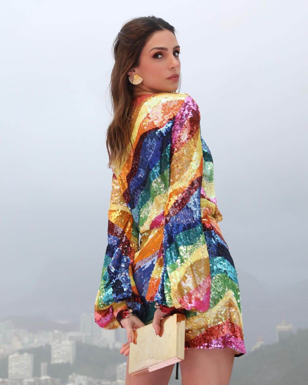 のインスタグラム：「Um dia de 🌈 no RJ | #herreirainrio @carolinaherrera   #CaCelicoEstilo」