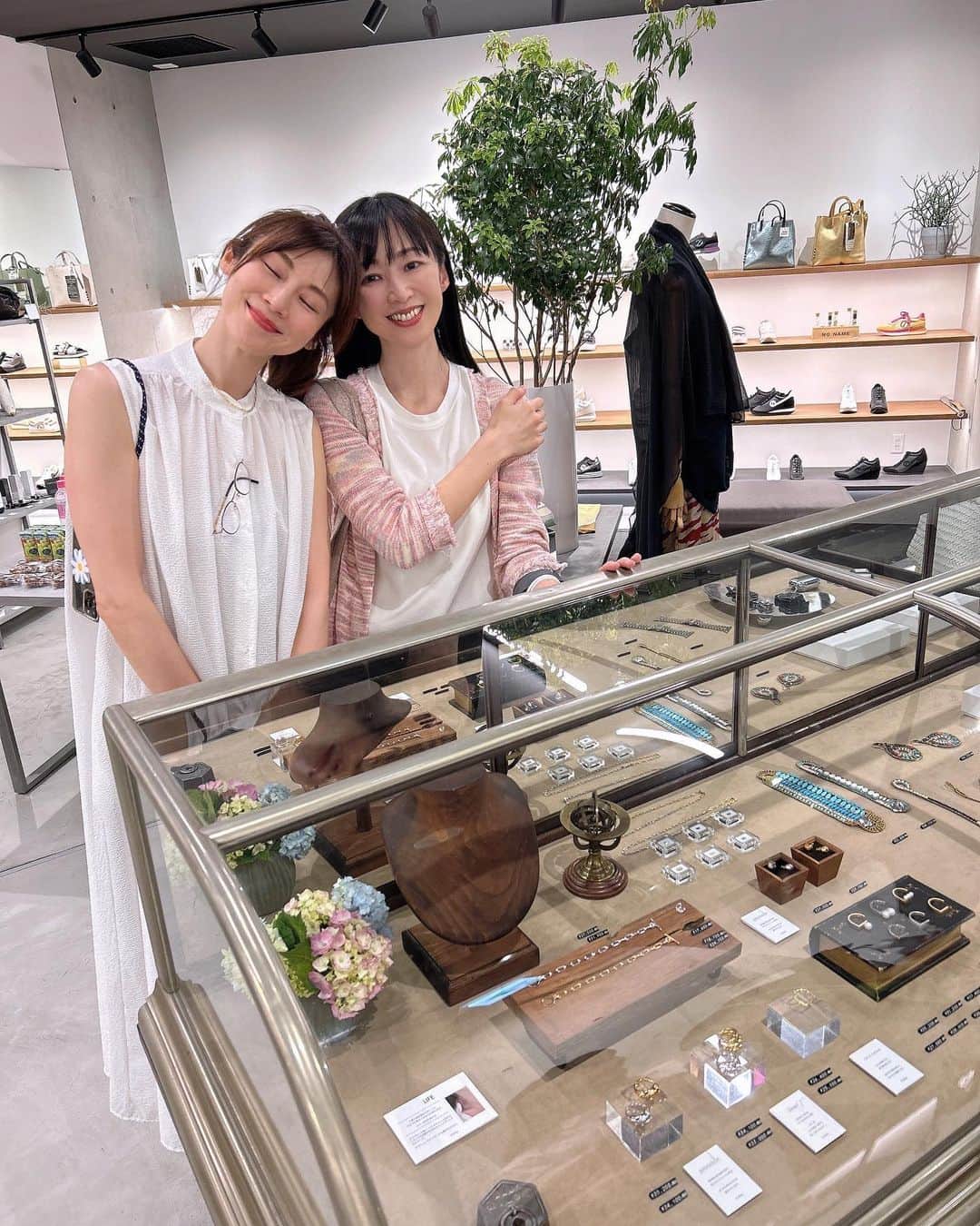 理絵のインスタグラム：「恵比寿ガーデンプレイスセンタープラザB1のストックマンにて  みほちゃんのジュエリーブランド『27.Allen』の取り扱いが始まりました❕ ☟ ☟ ☟ 今回は初夏のイメージでセレクトした27.Allenらしいメッセージジュエリーをぜひご覧ください  季節ごとにお洋服と共に変わっていく27.Allenを恵比寿ガーデンプレイスのストックマンにてお楽しみください  @pdst.jp  @27.allen_me.time  @27.allen_miho   #passagedustockman  #ストックマン #27allen #ヴァンセットアレン #tokyo #恵比寿ガーデンプレイスセンタープラザB1 #セレクトショップ #インポート #ジュエリー #シルバージュエリー」