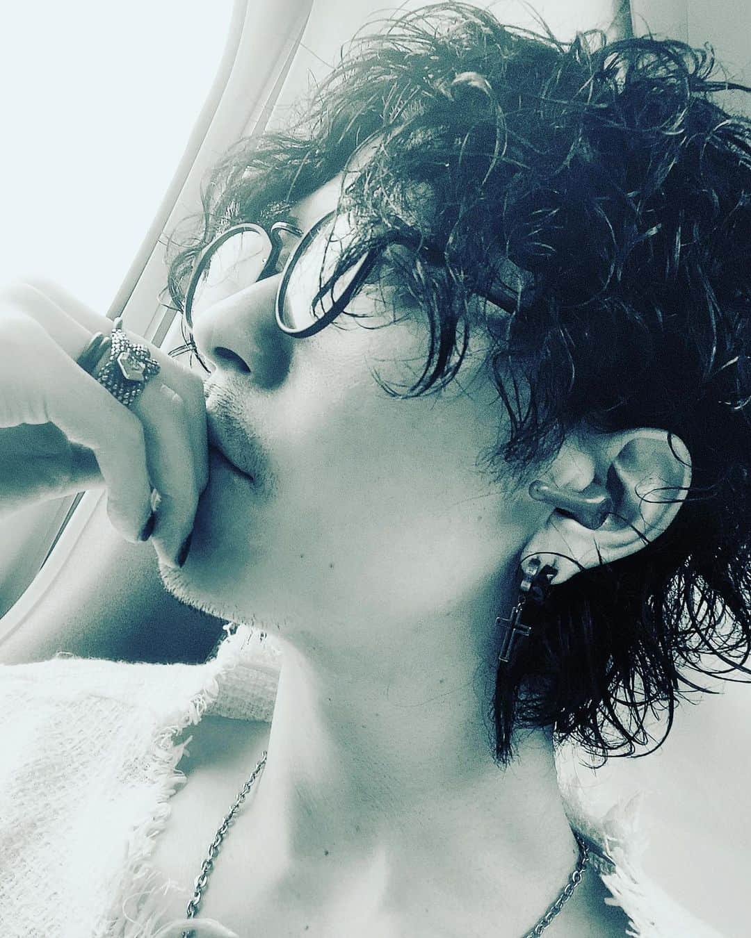 おばらよしおのインスタグラム：「はい  京都 向かってます 台風に 向かってます  昨日 黒い服 今日 白い服  #おばらそうび #fashion #damaged #tops #dragonquest #ドラゴンクエスト #ぬののふく #game #京都 #本能寺 #本能寺の変」
