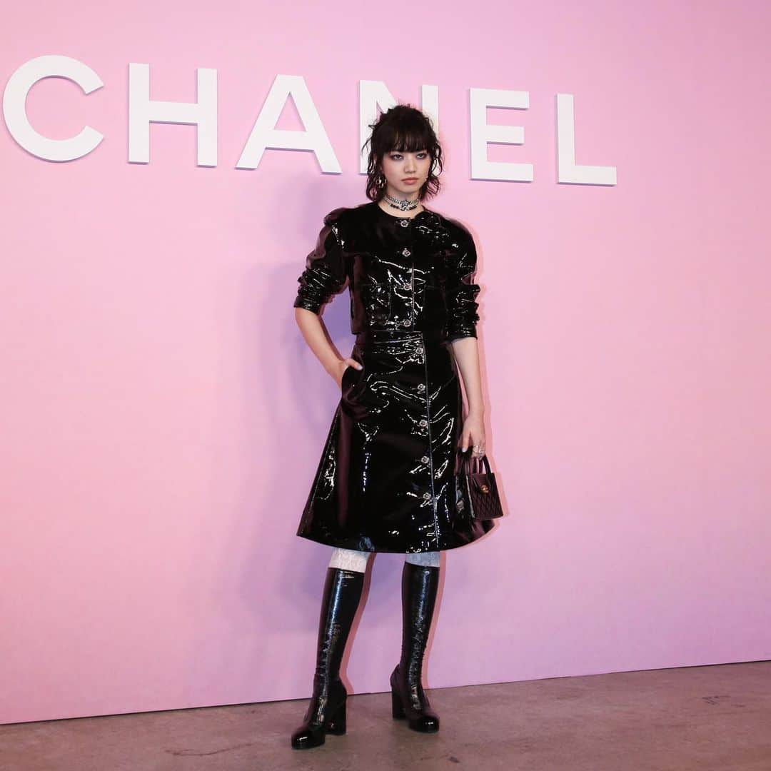 WWDジャパンさんのインスタグラム写真 - (WWDジャパンInstagram)「【コレクション取材】6月1日、「シャネル（CHANEL）」 2022-23年メティエダール・コレクションが東京で開催されました。 会場にはアンバサダーを務める小松菜奈、BLACKPINKのJENNIE、クリステン・スチュワートのほか、二階堂ふみ、長谷川京子、橋本愛、パク・ソンジュン、王一博、アオイヤマダらが来場。  #シャネル#CHANEL#CHANELMetiersdArt #CHANELinTokyo#BLACKPINK#JENNIE#小松菜奈#nanakomatsu#クリステンスチュワート#KristenStewart#二階堂ふみ#長谷川京子#橋本愛#パクソンジュン#アオイヤマダ#大政絢#WangYibo #王一博#ファッション#fashion#ファッションショー」6月2日 11時04分 - wwd_jp