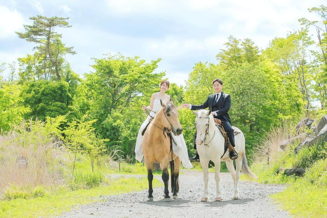 スタジオアクア富士店 さんのインスタグラム写真 - (スタジオアクア富士店 Instagram)「StudioAqua Fuji  乗馬とweddingPhotoを 叶える最高のロケーションフォト  新緑の綺麗な時期となり、全国よりご予約ありがとうございます。  乗馬ロケーションフォトは 積雪のない、今の時期〜秋までが撮影にお薦めの季節となる為、 是非お早めにお問い合わせお待ちしております。  ※秋のご予約も予約が殺到しております為、お早めにお問い合わせをお薦めいたします。  @studioaqua.fuji  @decollte_weddingphoto  #乗馬結婚写真  #乗馬フォトウェディング  #静岡フォトウェディング  #関東前撮り #関西花嫁  #富士山 #富士山ロケーション撮影  #フォトウェディング人気  #スタジオアクア富士店  #スタジオアクア #2023秋婚 #2024bride  #weddingdress」6月2日 11時06分 - studioaqua.fuji