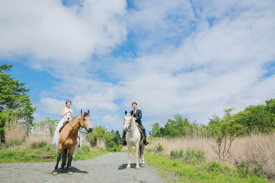 スタジオアクア富士店 さんのインスタグラム写真 - (スタジオアクア富士店 Instagram)「StudioAqua Fuji  乗馬とweddingPhotoを 叶える最高のロケーションフォト  新緑の綺麗な時期となり、全国よりご予約ありがとうございます。  乗馬ロケーションフォトは 積雪のない、今の時期〜秋までが撮影にお薦めの季節となる為、 是非お早めにお問い合わせお待ちしております。  ※秋のご予約も予約が殺到しております為、お早めにお問い合わせをお薦めいたします。  @studioaqua.fuji  @decollte_weddingphoto  #乗馬結婚写真  #乗馬フォトウェディング  #静岡フォトウェディング  #関東前撮り #関西花嫁  #富士山 #富士山ロケーション撮影  #フォトウェディング人気  #スタジオアクア富士店  #スタジオアクア #2023秋婚 #2024bride  #weddingdress」6月2日 11時06分 - studioaqua.fuji