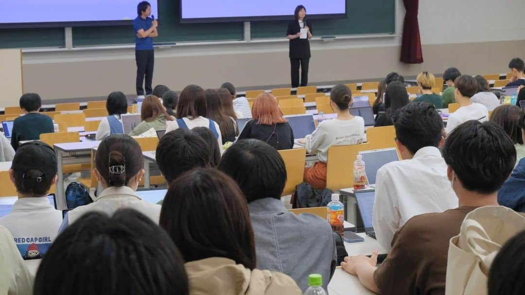 小西美穂のインスタグラム：「きのうの講義の様子が、関学公式Twitterで紹介されました📚🏫👩‍🎓テーマは「戦争と報道」。ゲスト講師に中京テレビ @ctvcatch プロデューサー山田智也さん（元NNNロンドン特派員）をお迎えしました。山田さんは私にとって同じロンドン特派員を経験した仲間でもあります。ストーリーにシェアしますので、講義の様子をぜひご覧下さい。  大雨が心配ですね。関学の授業は予定通り実施と発表があったので（午前11時時点）→⚠️3限以降全て休講と発表ありました⚠️みなさま無理をせず十分注意してください。  小西は本日『かんさい情報ネットten.』（読売テレビ）に出演します。台風情報をくわしく伝えますので、そちらもぜひご覧ください。  @kwanseigakuinuniversity #神戸三田キャンパス #講義 #戦争 #ジャーナリズム #ウクライナ侵攻 #報道」