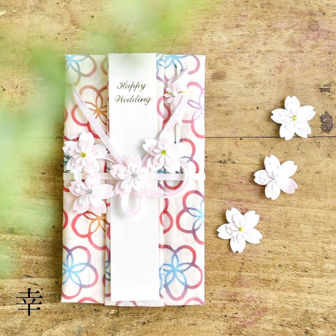 手ぬぐいと和小物・和雑貨 和布華のインスタグラム：「🕊『手ぬぐいご祝儀袋』🕊  1年も半分を迎えましたね✨ 6月に結婚式を行うと幸せになれるという言い伝えがあるジューンブライド✨ そんなお祝い事などに華やかな手ぬぐいをアレンジしてご祝儀袋にしました✨ カタチとしても残る素敵なご祝儀です🕊✨  #ご祝儀袋 #祝儀袋 #祝儀袋アレンジ  #手ぬぐい #結婚式お呼ばれ  #お祝い袋 #梅小紋  #わふかず #和布華  #wafuka」
