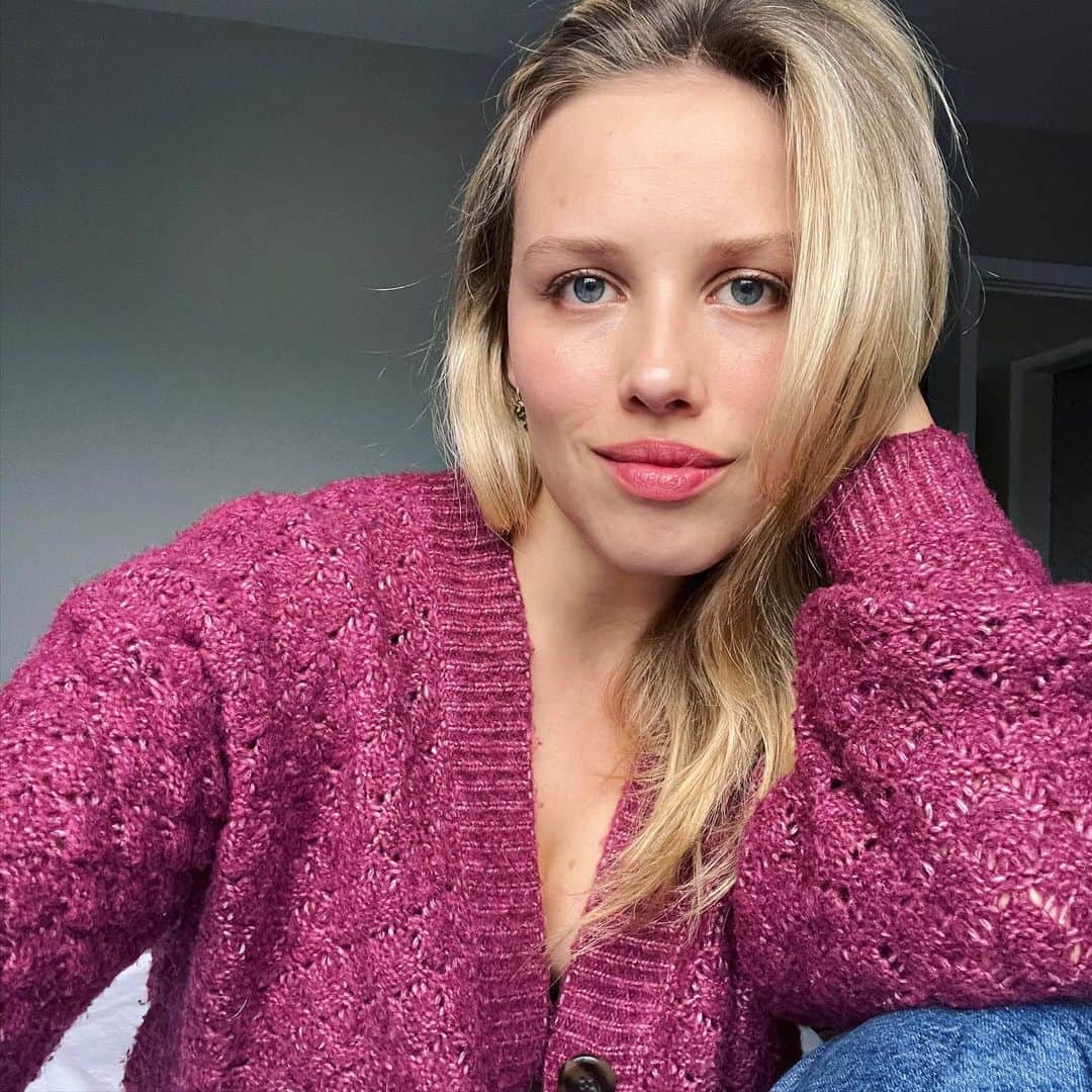 グレイシー・ドジーニーのインスタグラム：「feeling so confident in my skin after my recent visit to @blushaesthetics 💖 find me going foundation free all summer!! thanks Erin! you’re the best!」