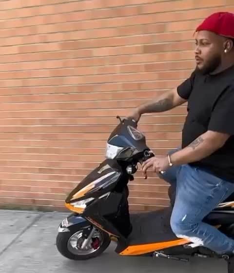 ホセ・レイエスのインスタグラム：「Por poco se cae🤦🏿‍♂️😵‍💫」