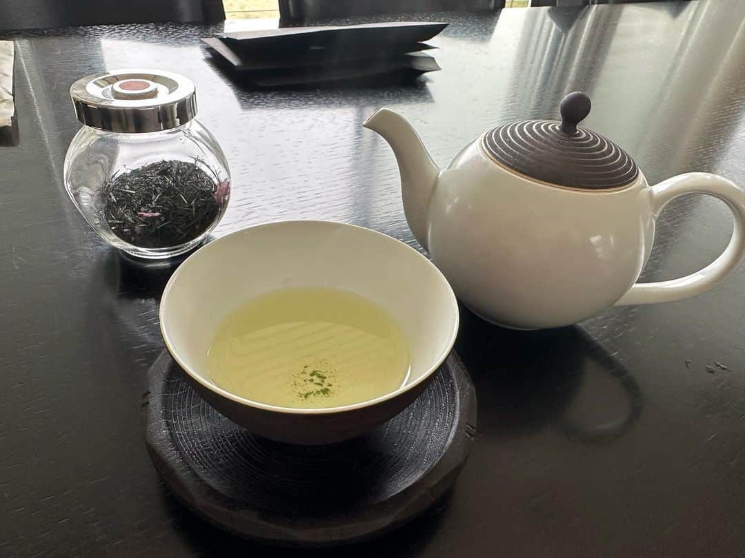二ノ宮知子さんのインスタグラム写真 - (二ノ宮知子Instagram)「休憩に京都のさくら茶。 とても香りが良くて美味しい🥹 今月は締め切りが早いので必死。焦るとイライラしてしまうのでお茶をちゃんと飲むのはいいですね🍵」6月2日 11時22分 - tomokoninomiyaa