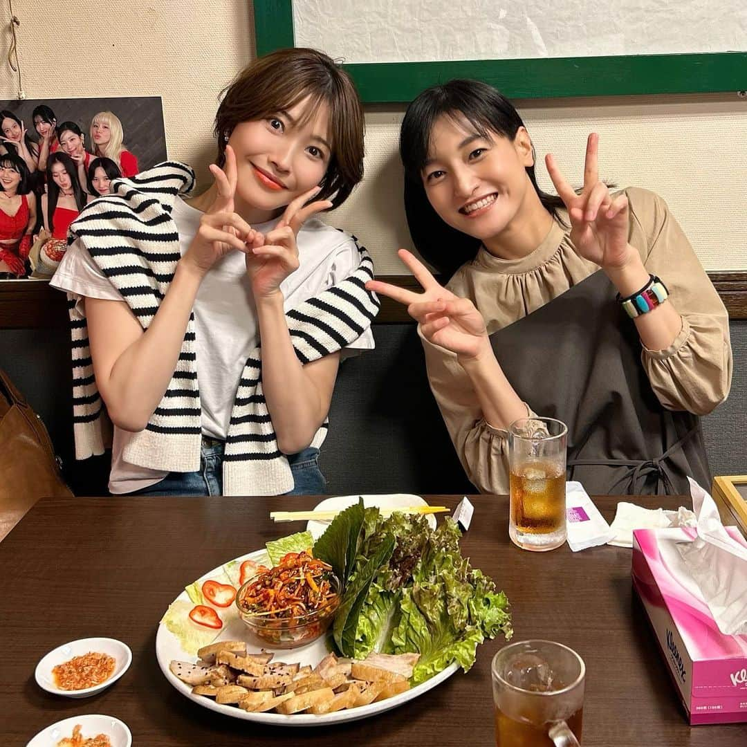 瑞羽奏都（水谷美月）のインスタグラム：「ぽこちゃんオススメ"ポッサム"を食す😋  美味し過ぎるんですけど✨ お肉の分厚さと柔らかさが絶妙で、さらに付け合わせの薬味が最高で…パクパク進む進む🥢 一皿はあっという間にペロリで…他に何を頼むか悩んだ末…他のメニューに浮気する事なく、再度ポッサムを頼み…ひたすらポッサムのみを食しました(笑)  2皿目頼んだら、お店のおかみさんに笑われたけど、一生懸命韓国語で美味しい事を伝えたら、お世辞だと思うけど、「韓国語上手だね」って言って頂いて、最後に韓国海苔くれました🎶  お気に入り新大久保の韓国グルメ店がまた一つ増えました💕ぽこちゃん、美味しいお店、教えてくれてありがとう😍  #韓国 #韓国グルメ #新大久保グルメ #ポッサム #美名家 ぽこちゃん#十碧れいや ちゃん @reiya_toa #宝塚og #星組」