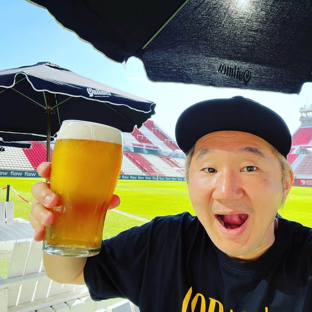 植田朝日のインスタグラム：「🇦🇷🇦🇷🇦🇷  エストゥディアンテスのカンチャでスタジアムビューどころかスタジアムの中で食事&ビール！🍖🍺  サッカー好きからしたら最高な空間だよね！w  アルゼンチンなのにヨーロッパっぽかったぜ！  徒歩10分のお隣ヒムナシアとは全然違う。  #FooTravelleR #朝日旅 #サッカー旅　#argentina #アルゼンチン #アルゼンチンサッカー #エストゥディアンテス #Estudiantes」