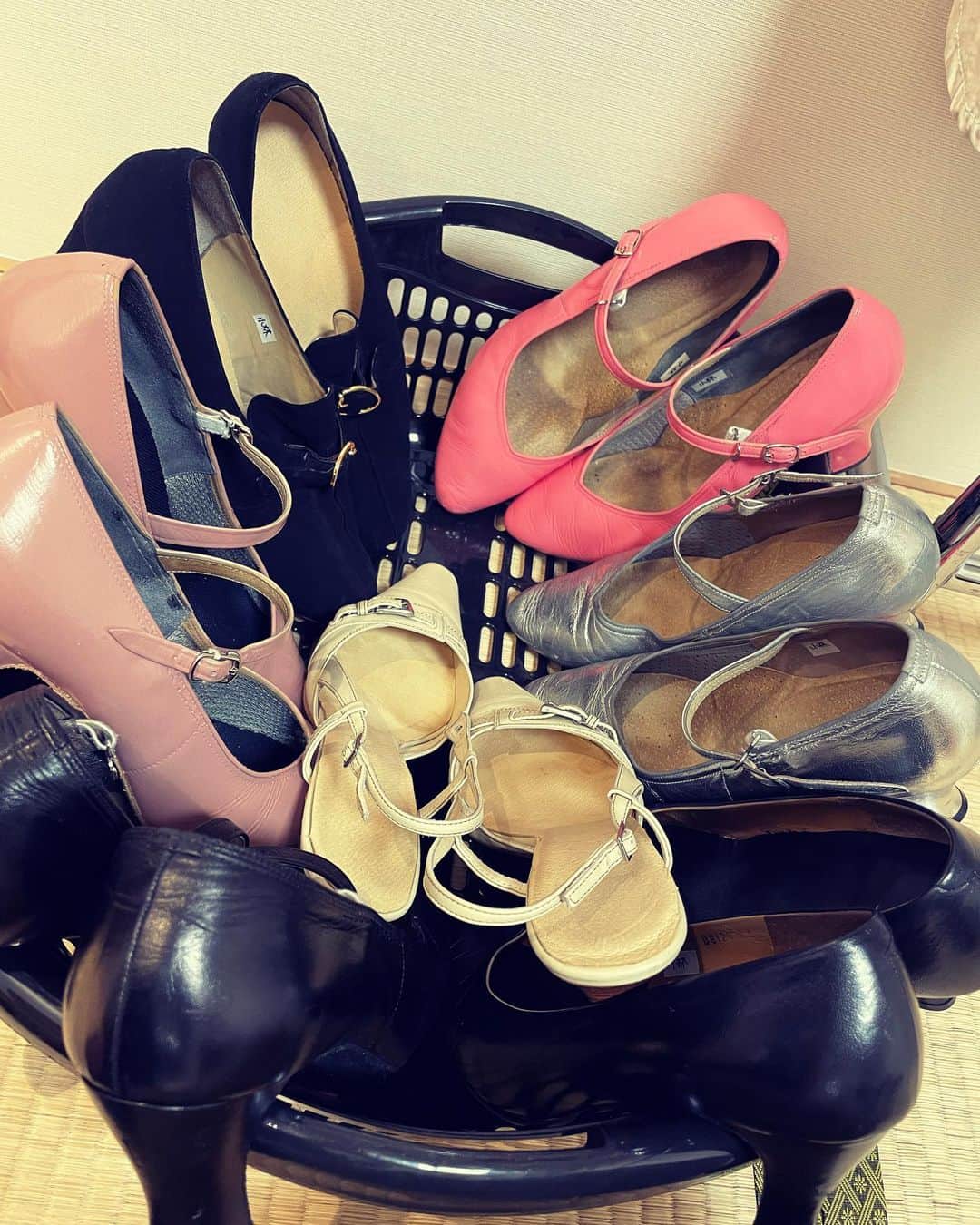 小林由佳さんのインスタグラム写真 - (小林由佳Instagram)「私のお靴達….名古屋もよろしくお願いします👠🩷 本日より3日間よろしくお願いします #名古屋 #公演 #エリヘレ #雨 #皆様 #お気をつけてお越しください」6月2日 11時31分 - ykp_qkb