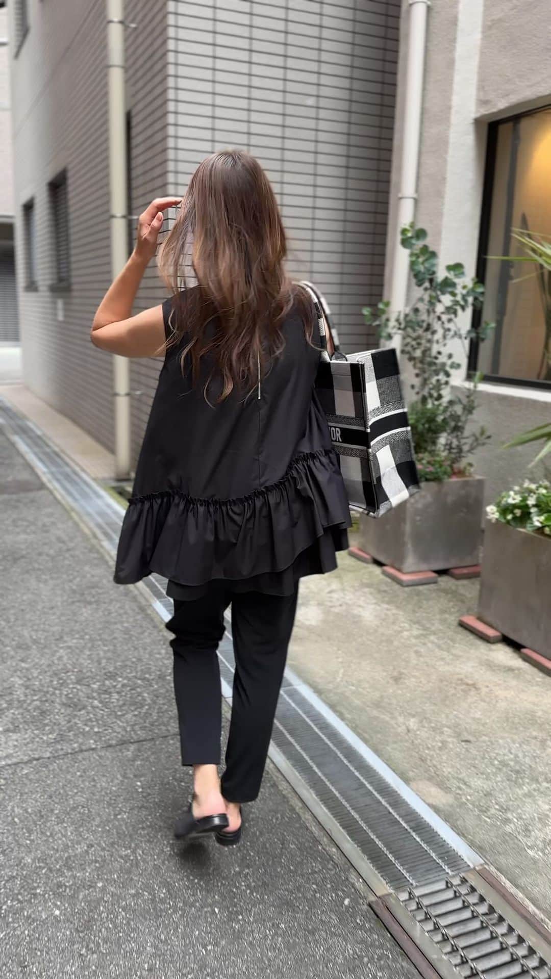 Keikooooooのインスタグラム：「夏にしたくなるblackのワントーンコーデ🖤🖤🖤 これが、私の夏の制服になりそう☺️ （model160㎝size2着用）  blouse @liten.official   pants @liten.official  bag @dior  shoes @manoloblahnik   ✔︎layered frill blouse（レイヤードフリルブラウス） white/black/hyacinth free size ¥18,700 tax in  ✔︎365days pants（サンロクゴー） black size1.size2.size2T ¥17,600 tax in  【予約販売期間】 6/1 thu. 21:00 - 6/3 sat. 23:59  【発送】 6月下旬〜7月頭  #liten#リテン#ママコーデ#大人コーデ#大人かわいい #シンプル#シンプルコーデ#カジュアル#カジュアルコーデ#夏コーデ」