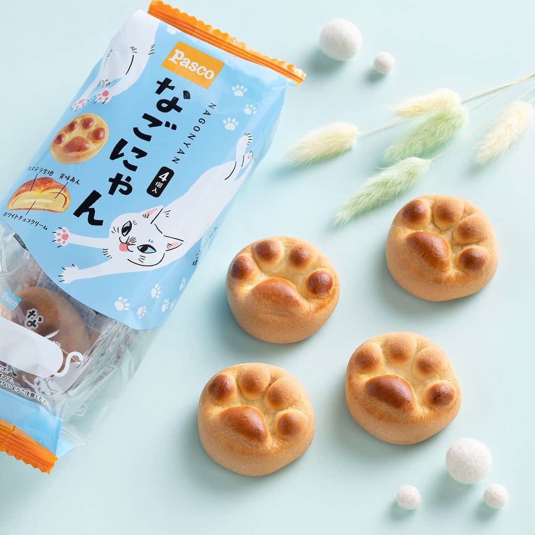 Pasco/敷島製パン株式会社さんのインスタグラム写真 - (Pasco/敷島製パン株式会社Instagram)「名古屋銘菓 #なごやん の姉妹品 #なごにゃん が新登場！🐈🐾  #なごにゃん は、ぷっくりとした猫の #肉球 の形がかわいらしい焼き菓子✨ #なごやん と同じ黄味あんに、ホワイトチョコクリームを入れることで、なめらかな食感とクリーミーな甘さが楽しめます。  実はこの #なごにゃん、社内の新商品アイデア募集コンテストから生まれた商品なんです💡  SNSでは「コンビニでみかけたよ〜」「かわいい〜」という声をいただき、担当者一同、うれしさと感謝の気持ちでいっぱいです🤗  #なごやん 好きのあなたにも、#なごやん を知らないあなたにも！ #猫派 さんも犬派さんも？！仲良く楽しんでいただけたらうれしいです🎵  肉球のリアルさ、かわいさを追求…実際に猫を2匹飼いはじめた担当者も！？ パスコ・サポーターズ・クラブのサイトでは担当者に直撃取材した記事「#なごにゃん が生まれるまで」も公開中▼🐈 http://www.pasco-sc.fun/article/newsletter/staff_voice/21413/　  #Pasco #パスコ #新発売 #新商品情報 #6月発売 #新商品 #新発売 #おうちカフェ #おうちスイーツ #ティータイム #パン好きな人と繋がりたい #猫派 #肉球スイーツ #猫スイーツ #猫好きさんと繋がりたい」6月2日 11時32分 - pasco.jp