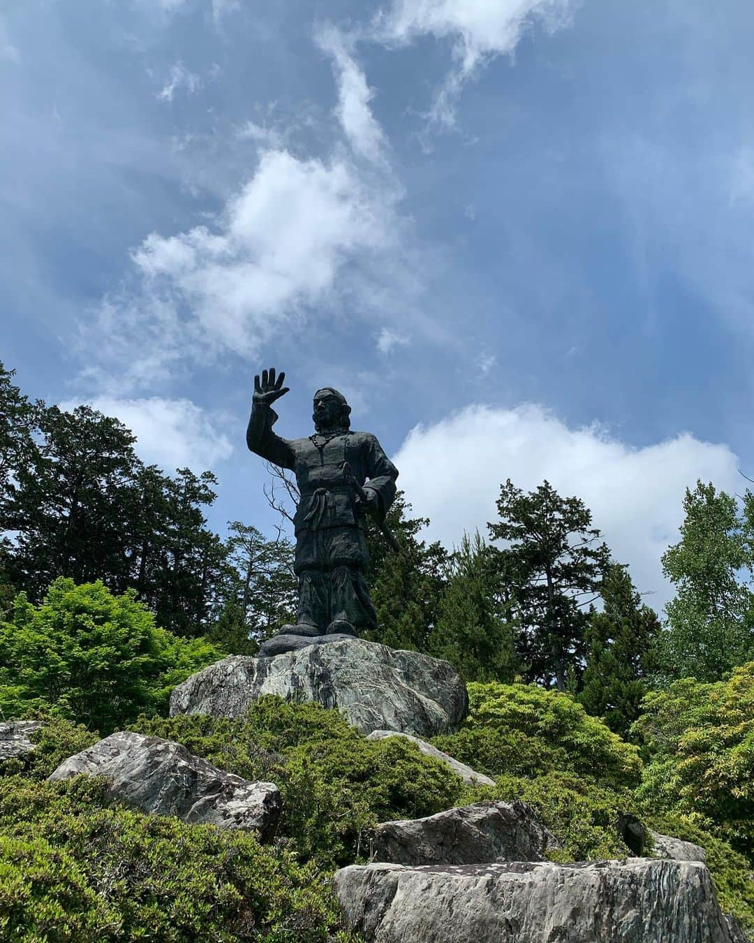 小松利昌さんのインスタグラム写真 - (小松利昌Instagram)「三峯神社参拝。 やっと来れました。 峰々を臨む、霊験あらたかな氣にに満ちた場所。 先々月の伊勢神宮に続き、50代の始まりは神様への御礼参りから始まっております。  三峯神社の狛犬は、狼でした。  #三峯神社」6月2日 11時36分 - komatsutoshimasa