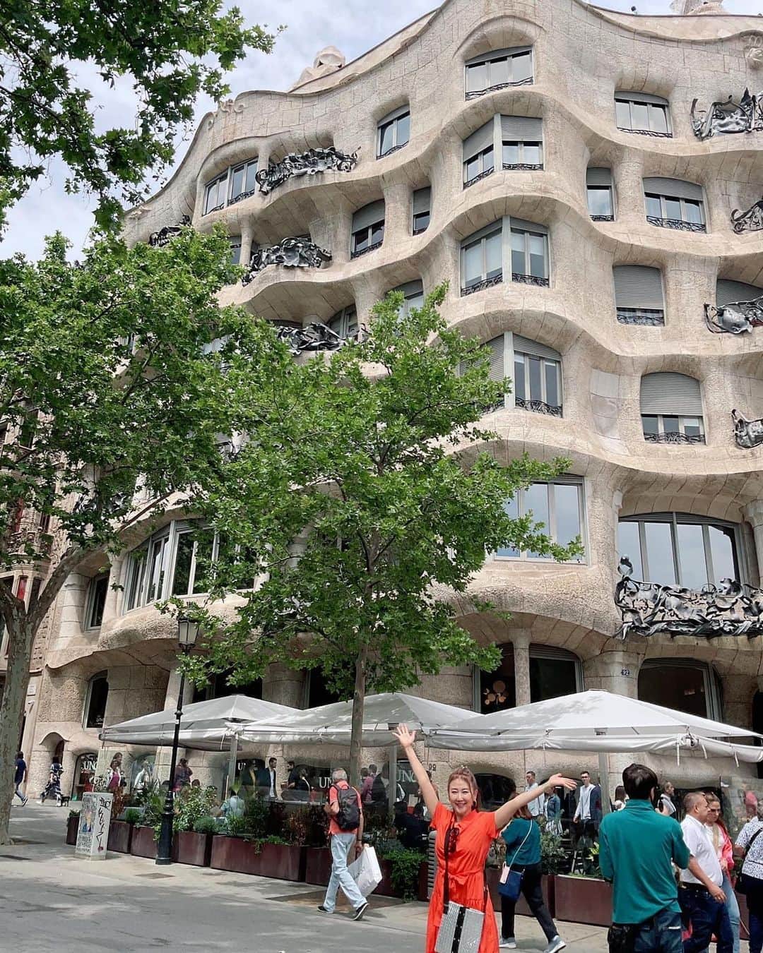 東ちづるさんのインスタグラム写真 - (東ちづるInstagram)「船旅の振り返り  スペインのサグラダ・ファミリア。 アントニ・ガウディの未完作品であり、バルセロナ市のシンボル。 綿密に構成された放物線状構造のアーチ、自然主義と抽象主義の混在する彫刻が目一杯施された、これ以上ない複雑なデザインの建築構造の教会。 植物や生物から発展したフォルム、デザインだからか、今にも動き出しそうなのだ。 グエル公園。カサ・ミラ。グエル邸。 訪れる度に発見がある。 光が差し込む計算とか、上品で大胆な色づかいとか、ため息。ずっと眺めていたい。ガウディの思考をもっと深く知りたくなる。  ＃ピースボート ＃地球一周 ＃スペイン ＃バルセロナ ＃ガウディ ＃サグラダファミリア ＃グエル公園 #カサミラ ＃グエル邸」6月2日 11時40分 - azuma.chizuru