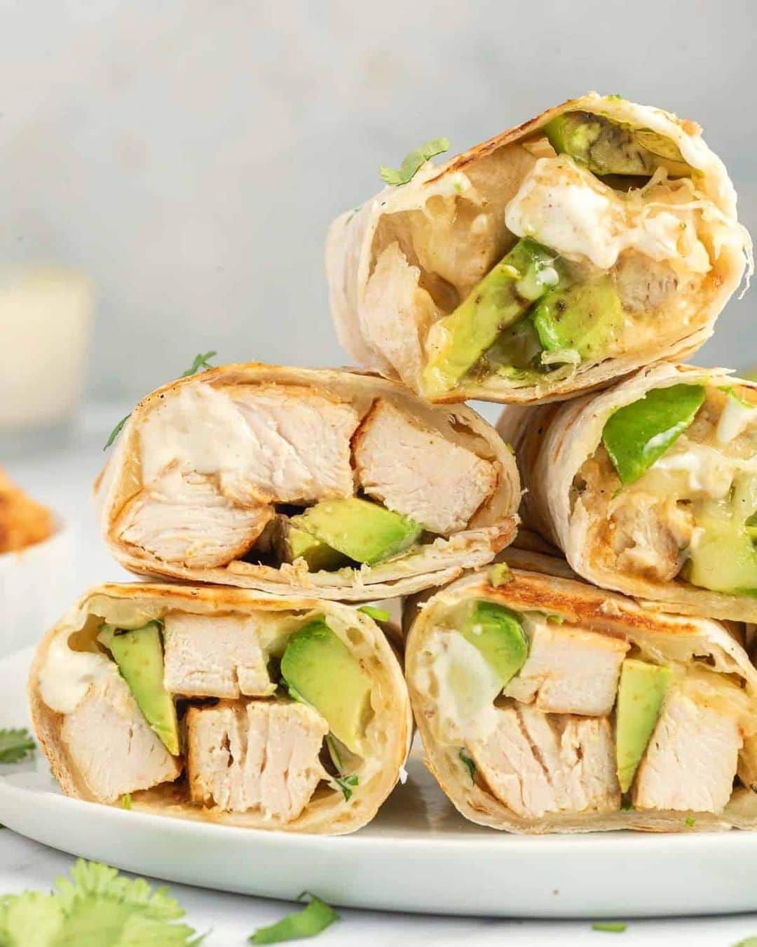 Easy Recipesのインスタグラム：「This delicious chicken avocado wrap is healthy and simple to make, so you don’t have to compromise when time is short. It’s made with ingredients you have on hand and can be prepped in advance for a quick on-the-go lunch option.  Grab the full recipe from the link in my bio @cookinwithmima  https://www.cookinwithmima.com/chicken-avocado-wrap/」