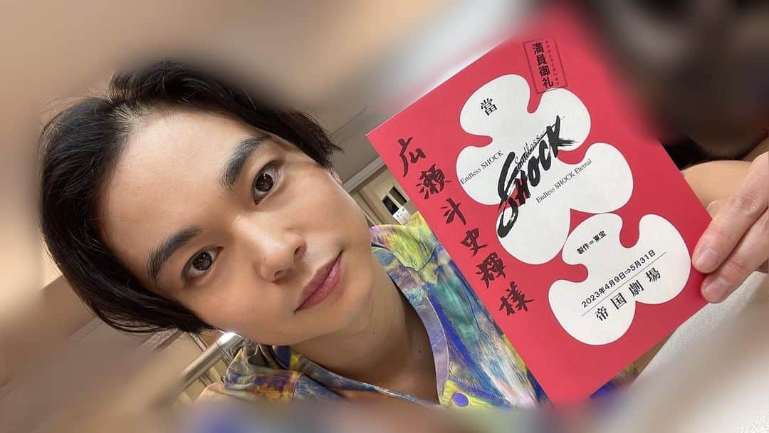 広瀬斗史輝さんのインスタグラム写真 - (広瀬斗史輝Instagram)「2023年の #endlessshock  #endlessshocketernal  全55公演を終えました🎊  こんなに踊る作品はプリシラ以来かな そして色々な状況下での殺陣はかなりハード 稽古の段階から こんなに大変な事をなんなくやってるみなさんに 😳 こうなりながら 沢山助けてもらいながら必死に楽しんできました 今はとてもロスです😣  ミスサイゴン→ザビューティフルゲーム→Shock Show must go onしてきたこの1年は怒涛であっという間で沢山の素敵な出会いがあり充実してました 少しゆっくりして次へ向かいます💪  Shockカンパニーの皆様 ご来場くださったお客様 応援してくださった皆様 本当にありがとうございました✨」6月2日 11時52分 - toshiki_hirose