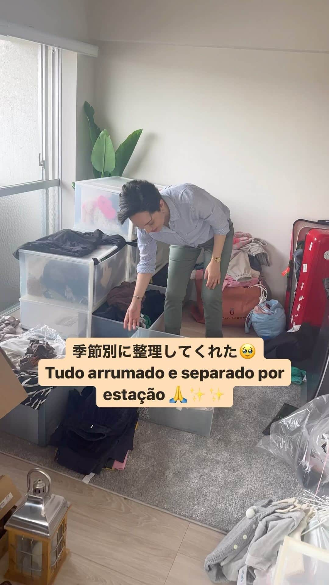 藤井アルダのインスタグラム：「A @kati_estilo_lifestyle  é personal organizer gente ! E traz soluções de otimização e ornagizacao para deixar os ambientes mais práticos e funcionais. ✨🙏Eu ,Rafaela sou péssima  em ornanizar o meu guarda roupa e mesmo que arrume não dura 1 semana 😂 Com as dicas da Kat eu serei uma nova pessoa, tenho dito.  Kat mais uma vez muito obrigada !!!!  Quem não tem tempo ou quem não sabe nem pro onde começar a arrumação disque Kat. 🙏🤭 実用的かつ機能的ににするために最適なソリューションをくれる、パーソナルオーガナイザー！ 時間がない人やどこから始めればいいのかもわからない人には最強だよ✨❤️  必要だったら紹介します！ 嬉しいすぎて、汚くしたくないから洋服もこの1週間着替えていないようん。(🤭🤭😂😂うそ)」