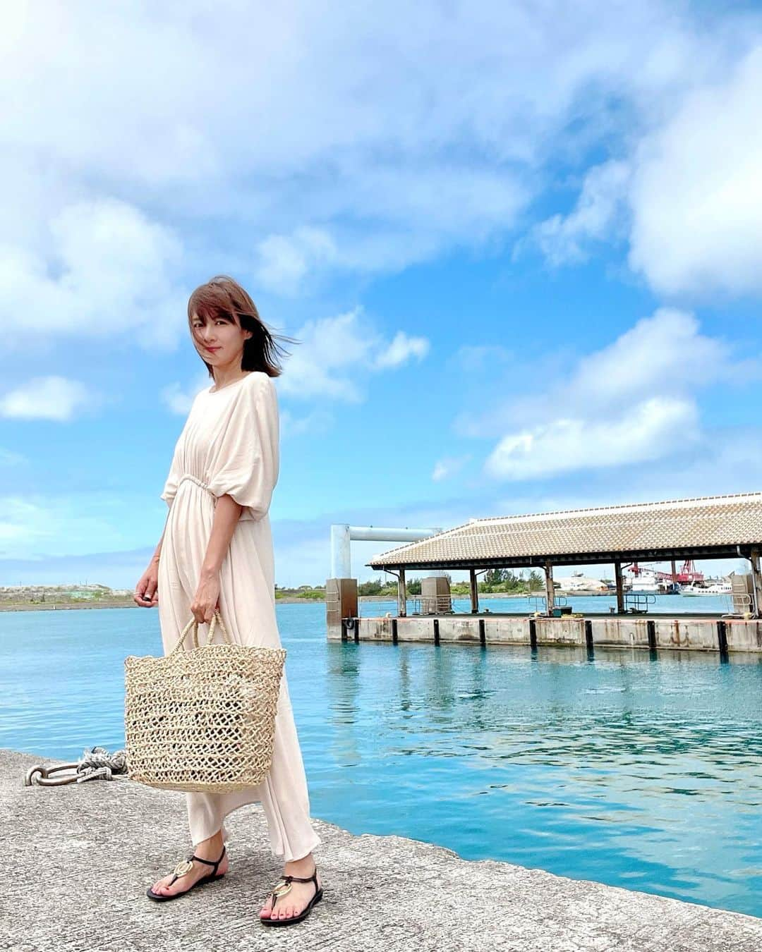 藤崎奈々子さんのインスタグラム写真 - (藤崎奈々子Instagram)「#ナナコタビ   石垣島到着 夏を感じるいいお天気！ ちょっとムシムシ暑いけど、旅に来た気分を味わえます 旅先で着たくて、最近ゲットした @sandlessmoon のワンピも青い空と海によく似合う♡ ・ この時はまだ、この先に次々と巻き起こるハプニングもまだ知らず… ・ #旅行好き女子 #旅行好き #大人旅 #小旅行 #石垣島旅行 #旅好き女子  #女子旅 #カメラ旅 #国内旅行 #沖縄観光 #石垣島観光 #サンドレスムーン #イパネマサンダル #kech  #ナナタビ」6月2日 11時45分 - nanakofujisaki